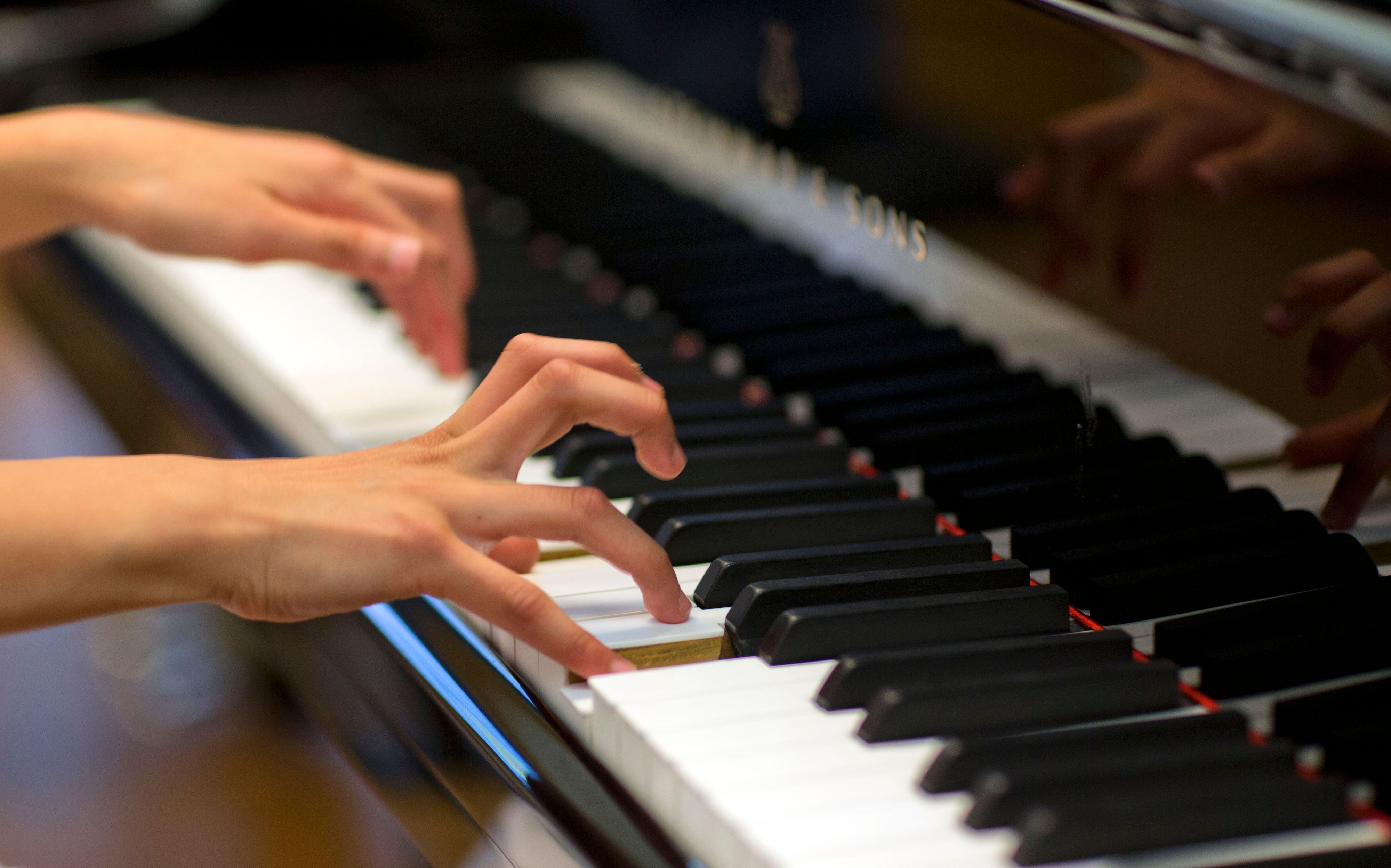 Eine Person spielt Klavier. (Archivbild)