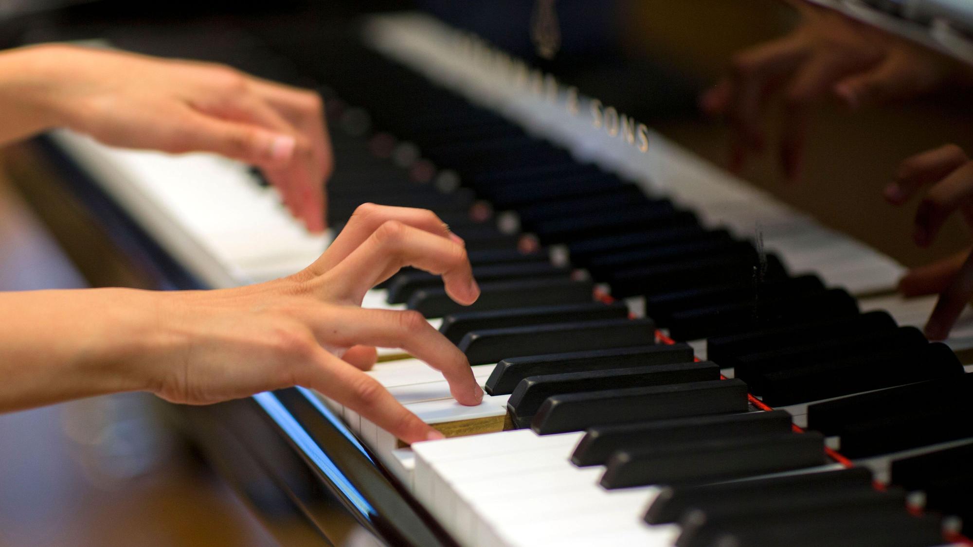 Eine Person spielt Klavier. (Archivbild)