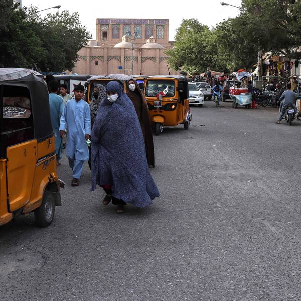 Afghanische Frauen in Tschadoren gehen am 8. Juni 2026 nahe der Großen Moschee in Herat eine Straße entlang.