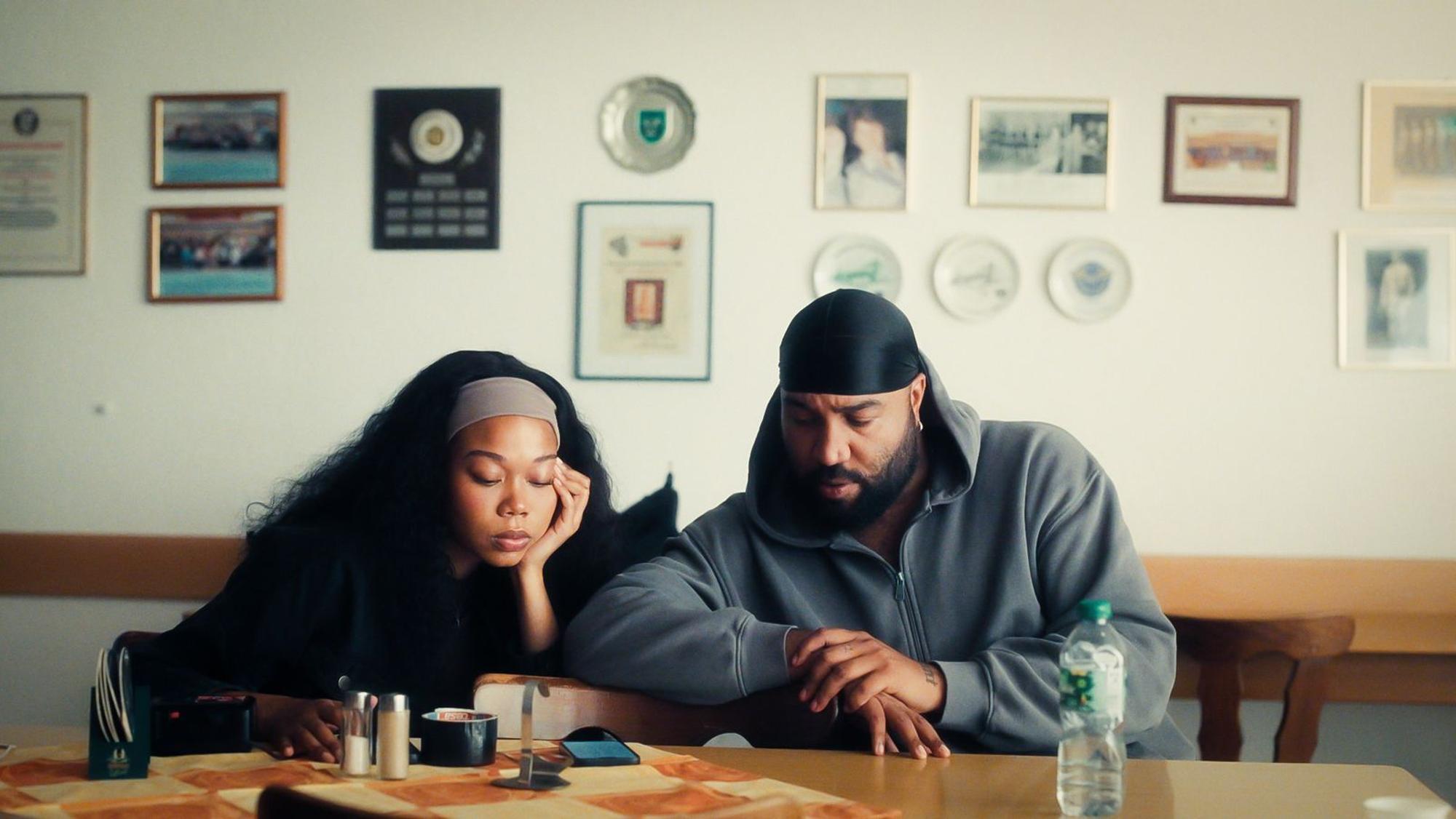 Gemeinsam haben Karim Joel Martin und seine Schwester Iman Rahel viel durchgestanden. Insgesamt hat der Rapper sechs Geschwister. (Bild: ZDF/Thomas Lütz)