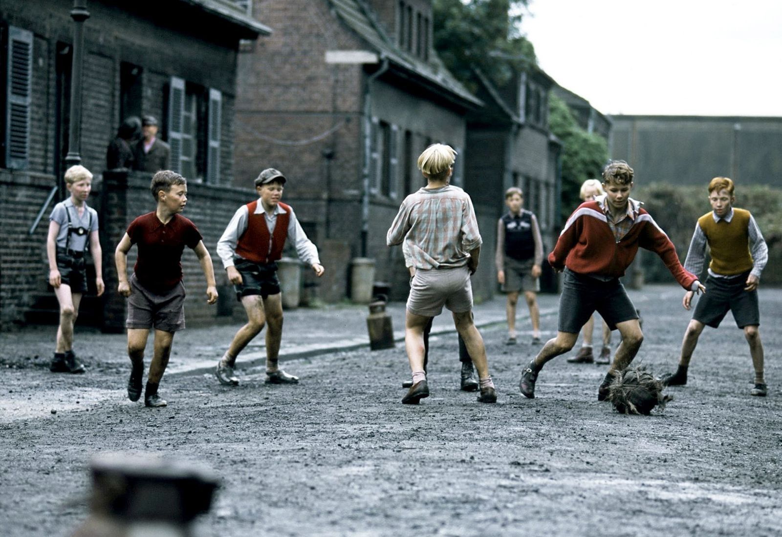 Fußball ist Matthias Lubanskis (Louis Klamroth, links) große Leidenschaft - der schüchterne Junge traut sich auf dem Spielfeld jedoch nichts zu. (Bild: kabel eins / Senator Film)