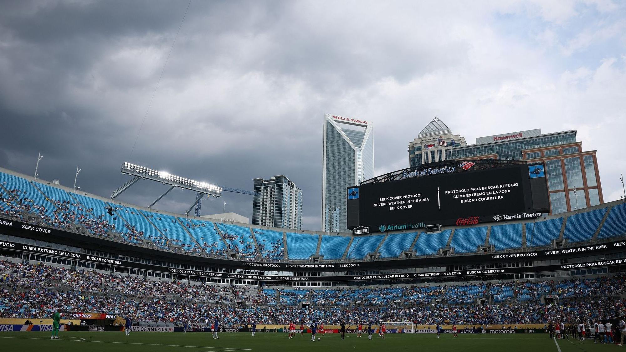 Dunkle Wolken über dem Fußballstadion in Charlotte