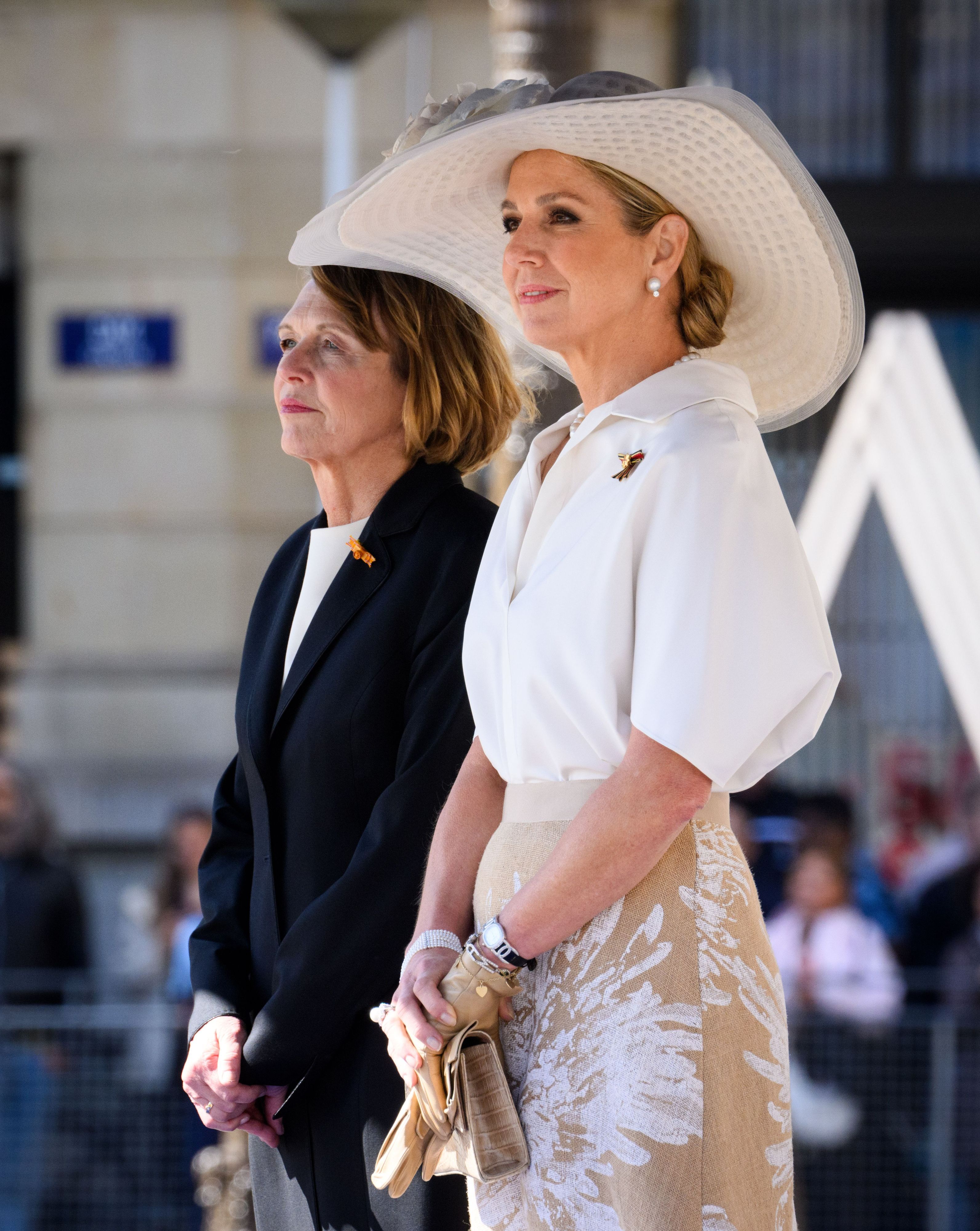 Elke Büdenbender (l), Ehefrau von Bundespräsident Steinmeier, und Königin Maxima der Niederlande verfolgen auf dem Dam-Platz vor dem Königspalast die Begrüßung mit militärischen Ehren.