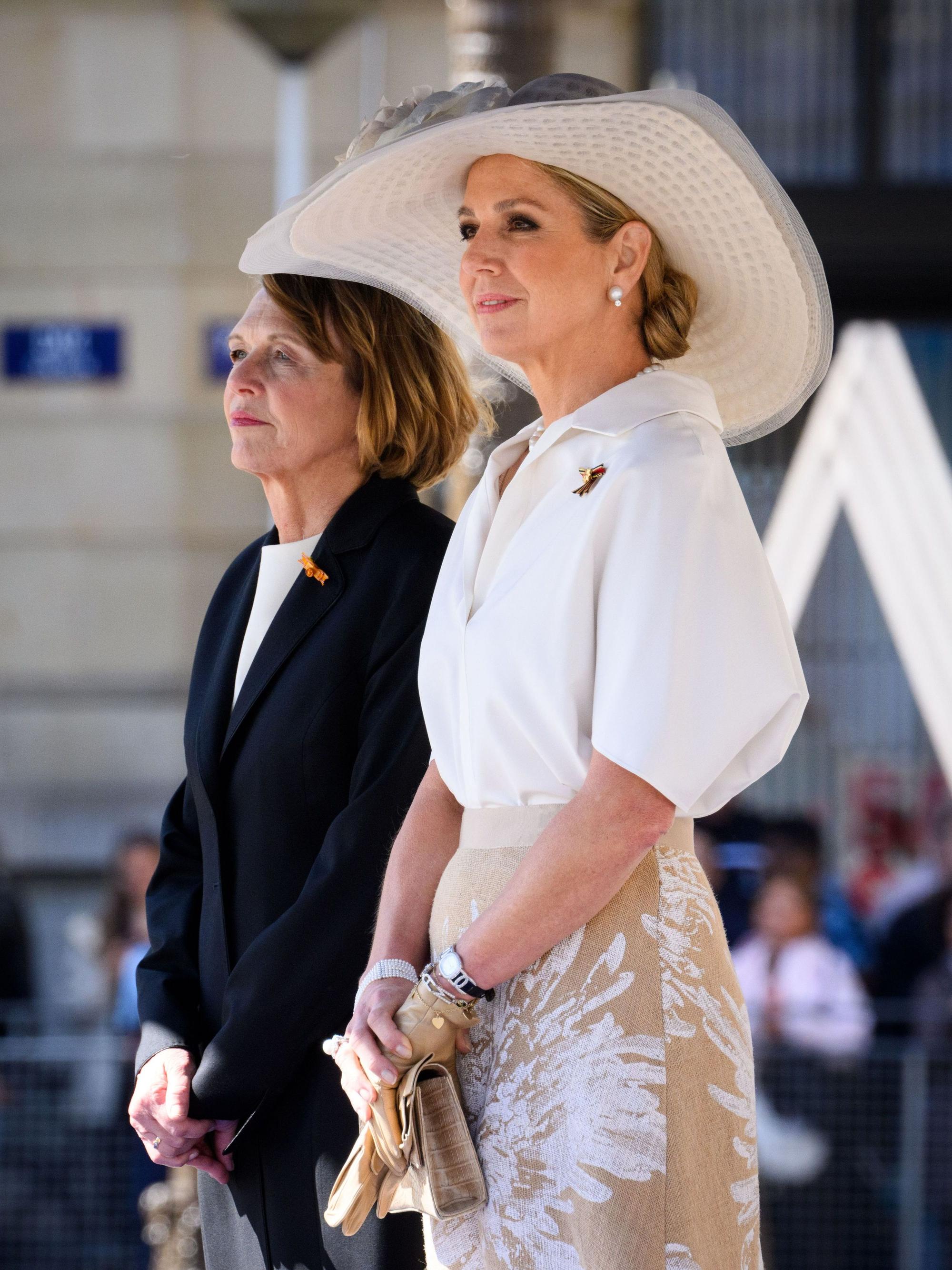 Elke Büdenbender (l), Ehefrau von Bundespräsident Steinmeier, und Königin Maxima der Niederlande verfolgen auf dem Dam-Platz vor dem Königspalast die Begrüßung mit militärischen Ehren.