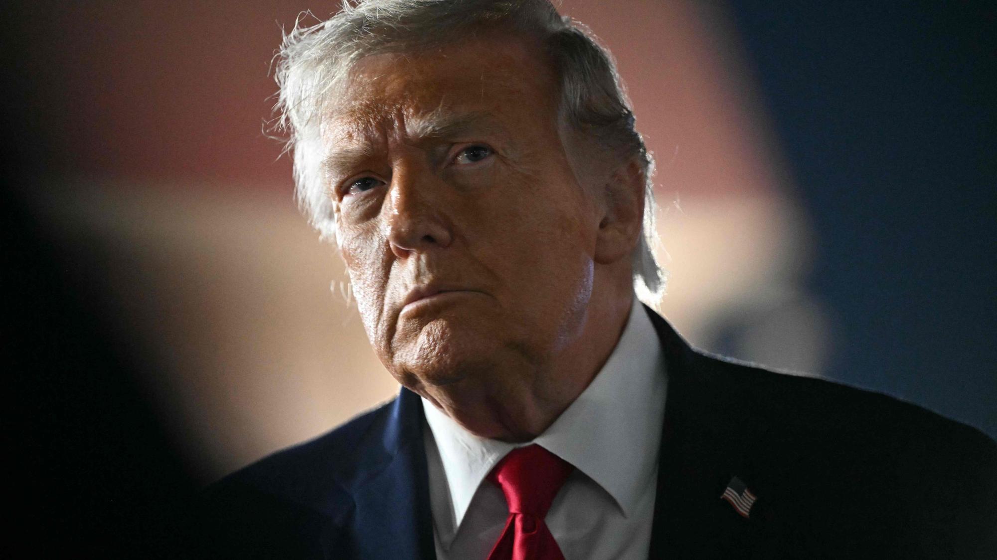 Donald Trump (hier vor der Air Force One im Juni 2026) hat Vergeltungsmaßnahmen angekündigt.