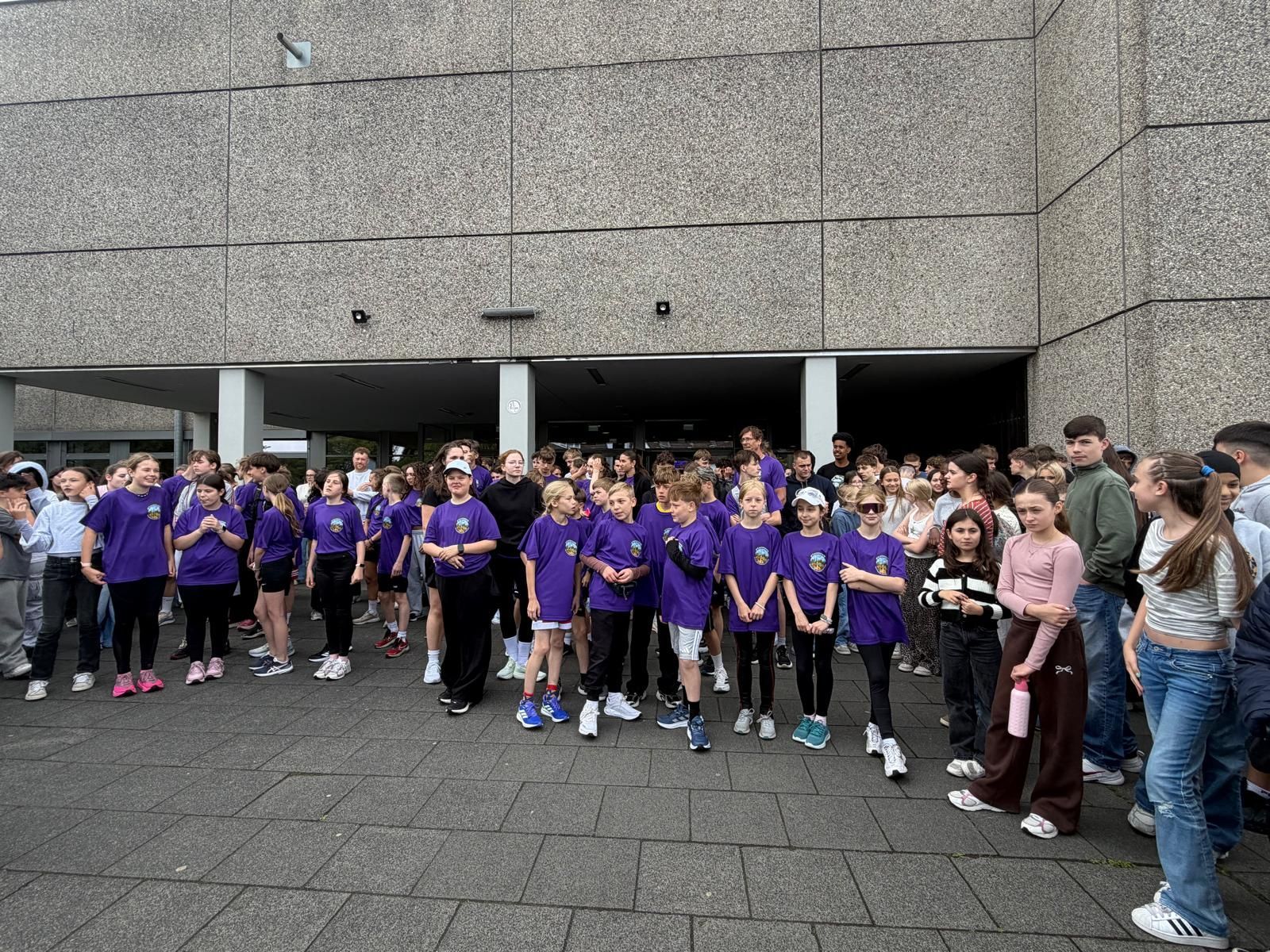 Die Karawane ist gestartet. In diesem Jahr nehmen 41 Schülerinnen und Schüler der Gesamtschule Schlebusch teil.