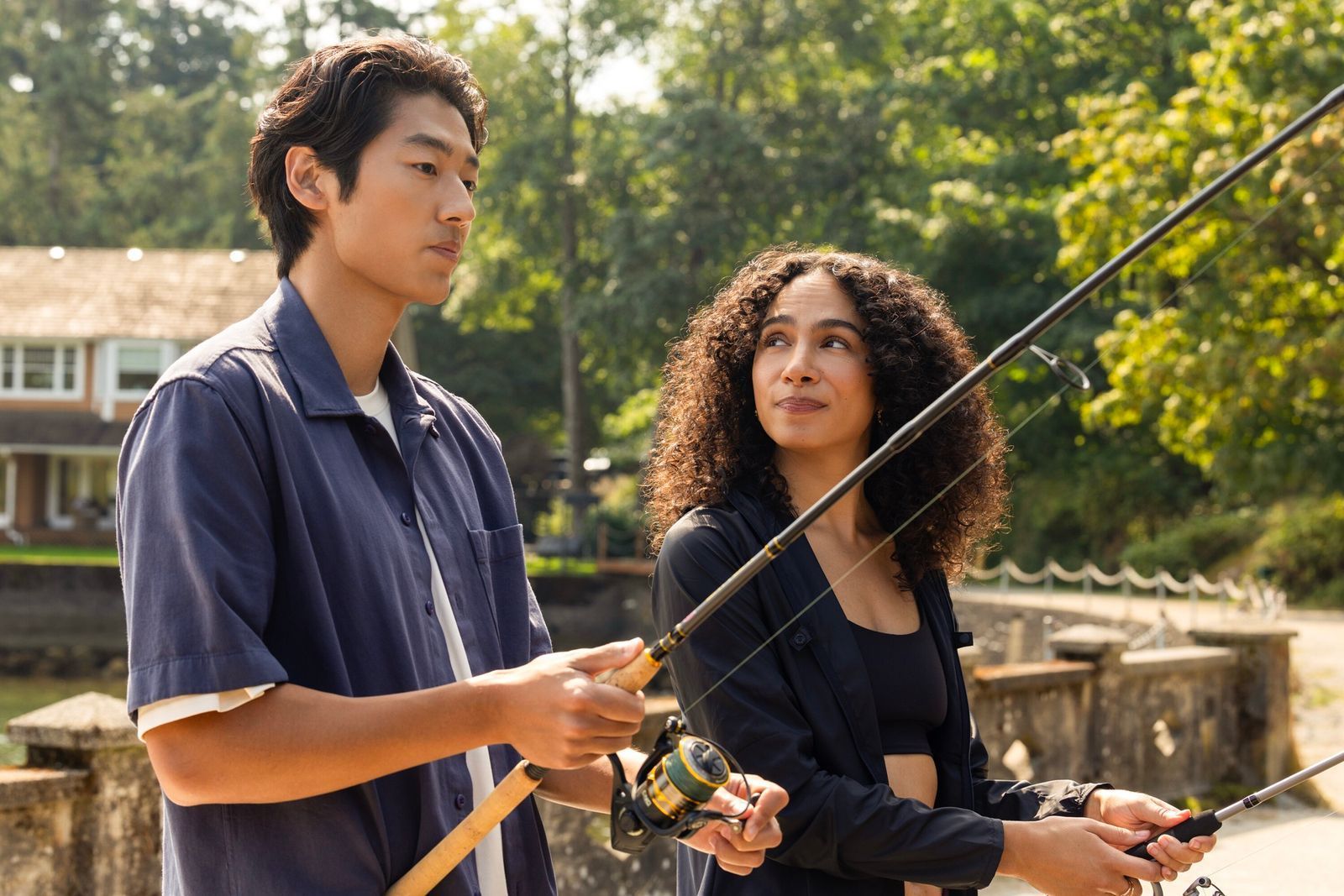 Percys beste Freundin Chantal (Aurora Perrineau) lässt von Jordie (Joseph Chiu) nur widerwillig von den Vorzügen des ruhigen Lebens in dem verschlafenen Städtchen überzeugen. (Bild:  © Amazon Content Services LLC / Justine Yeung)