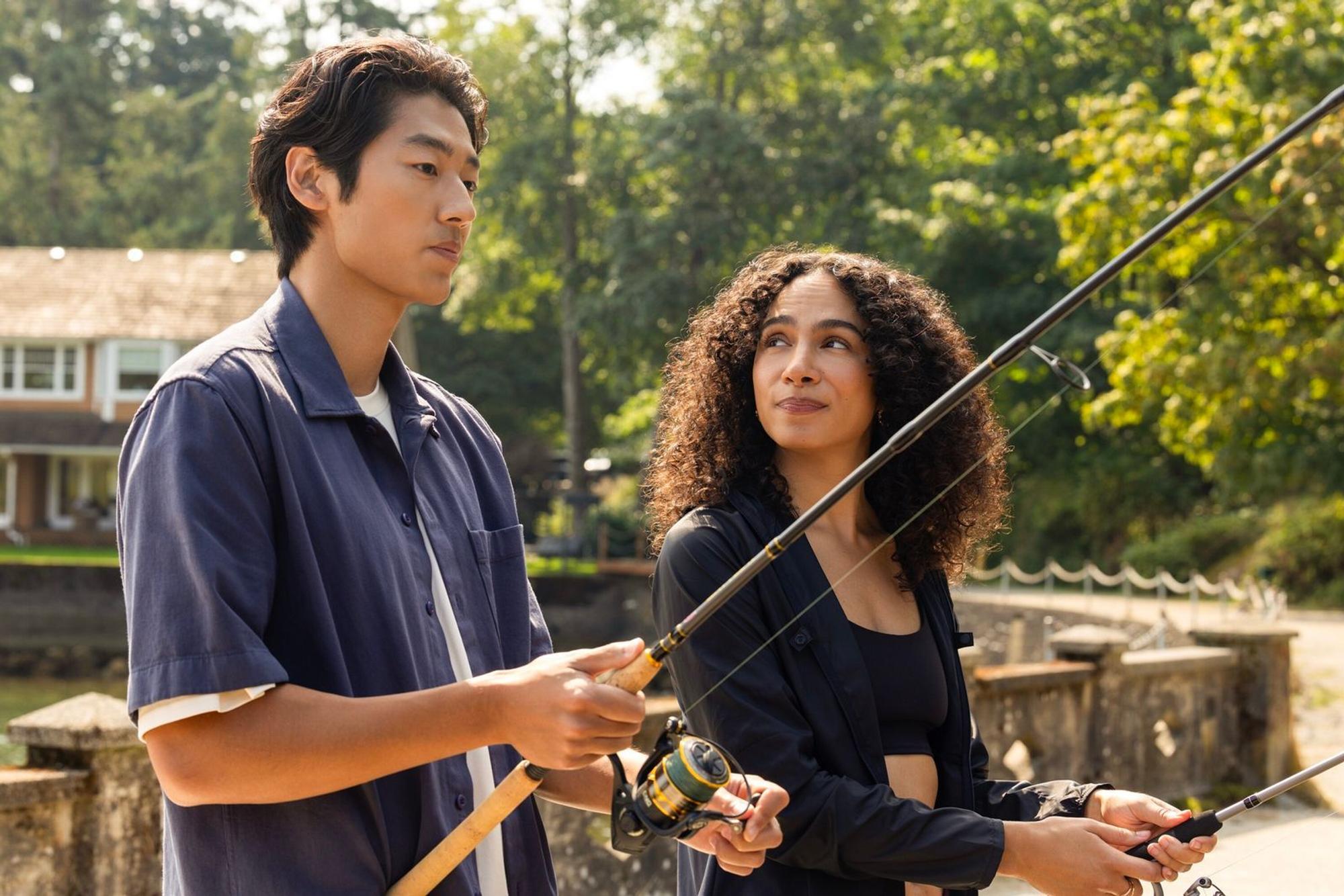 Percys beste Freundin Chantal (Aurora Perrineau) lässt von Jordie (Joseph Chiu) nur widerwillig von den Vorzügen des ruhigen Lebens in dem verschlafenen Städtchen überzeugen. (Bild: © Amazon Content Services LLC / Justine Yeung)