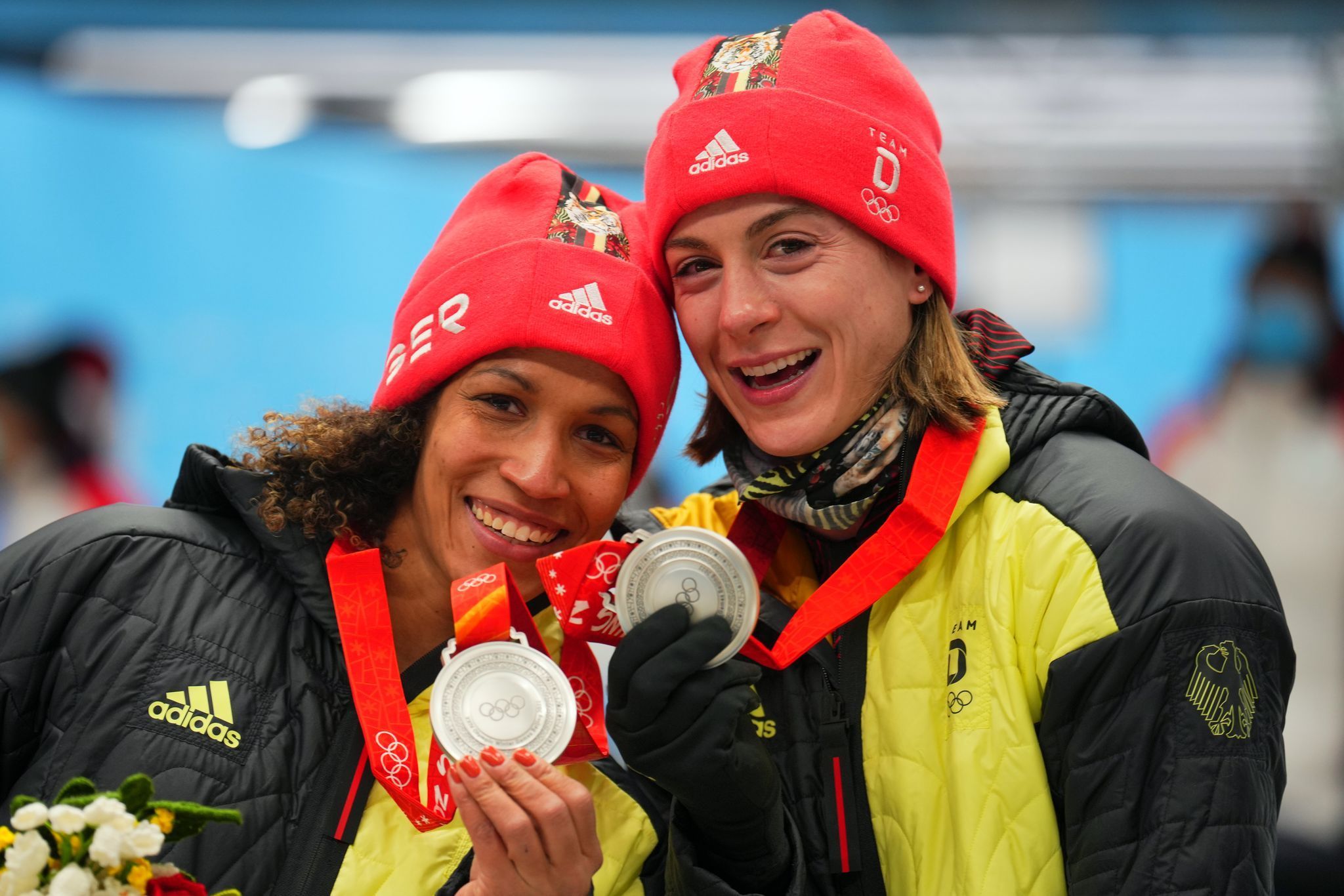 Mariama Jamanka und Alexandra Burghardt (r)