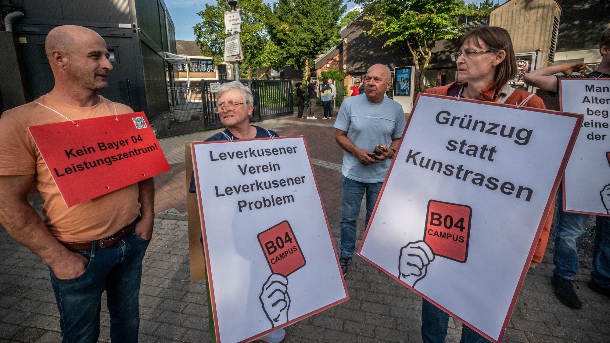 Protest bei einer Bürgerinformation zum Bayer-04-Campus im Bürgerhaus Baumberg.