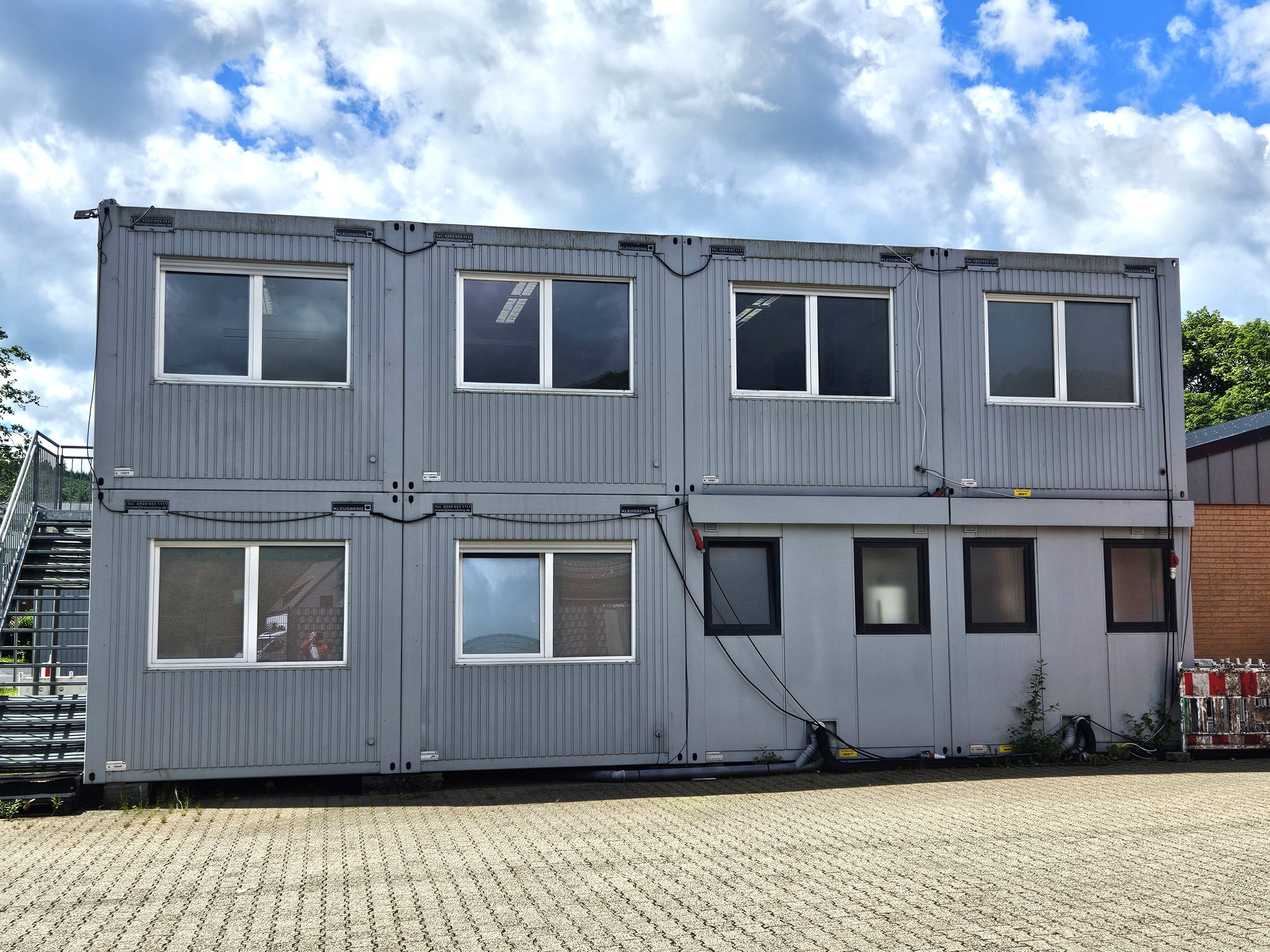 Blick auf die Container neben dem alten Gerätehaus.