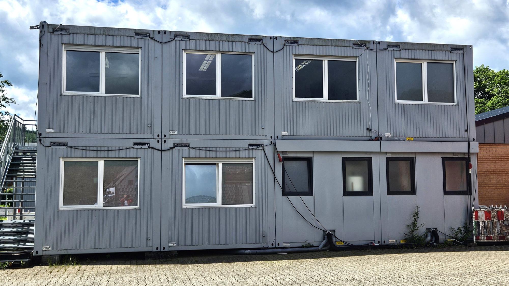 Blick auf die Container neben dem alten Gerätehaus.
