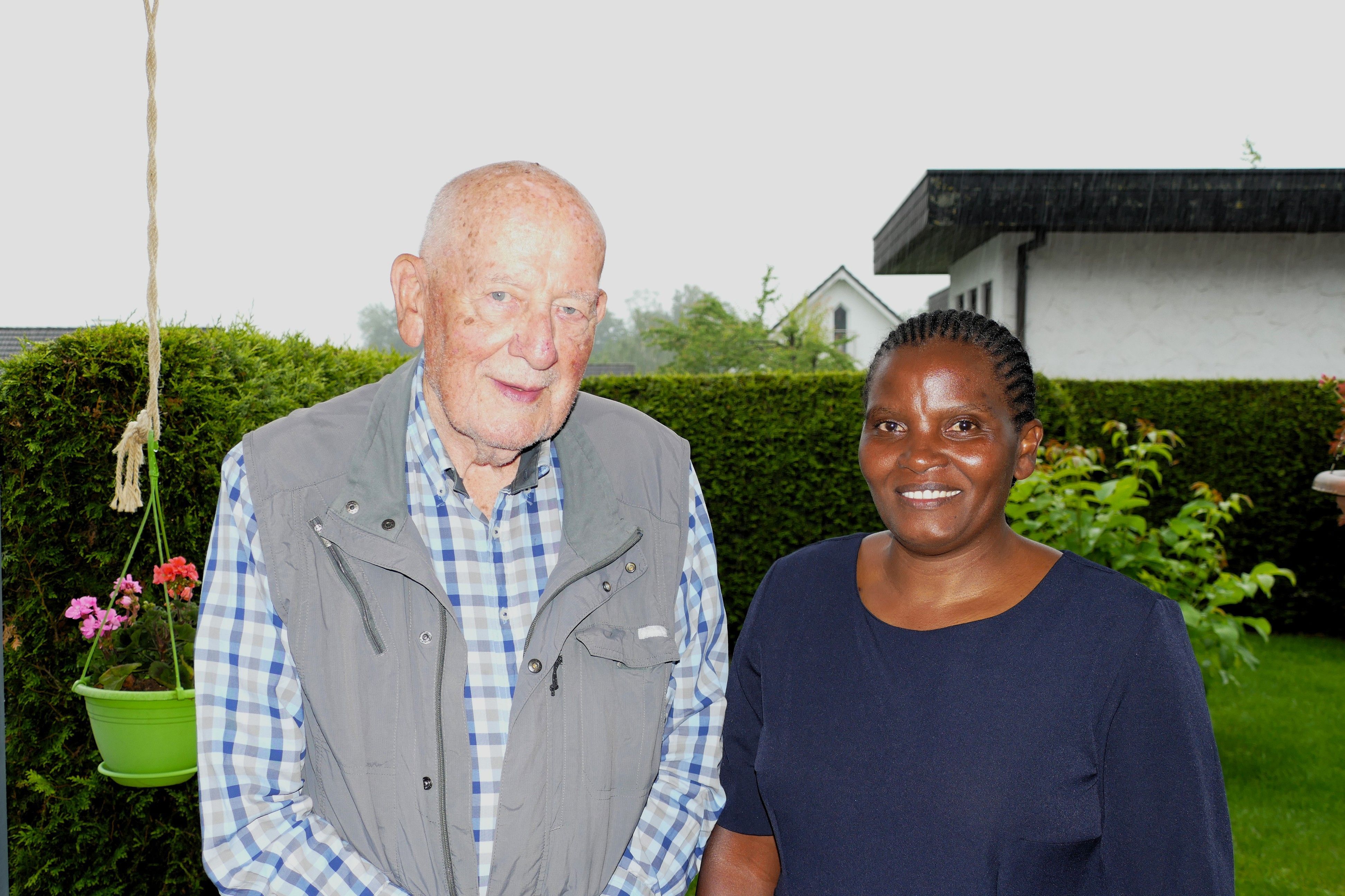 Joseph Lütke Entrup mit Schwester Felister in seinem Garten. Die beiden kennen sich seit vier Jahren.