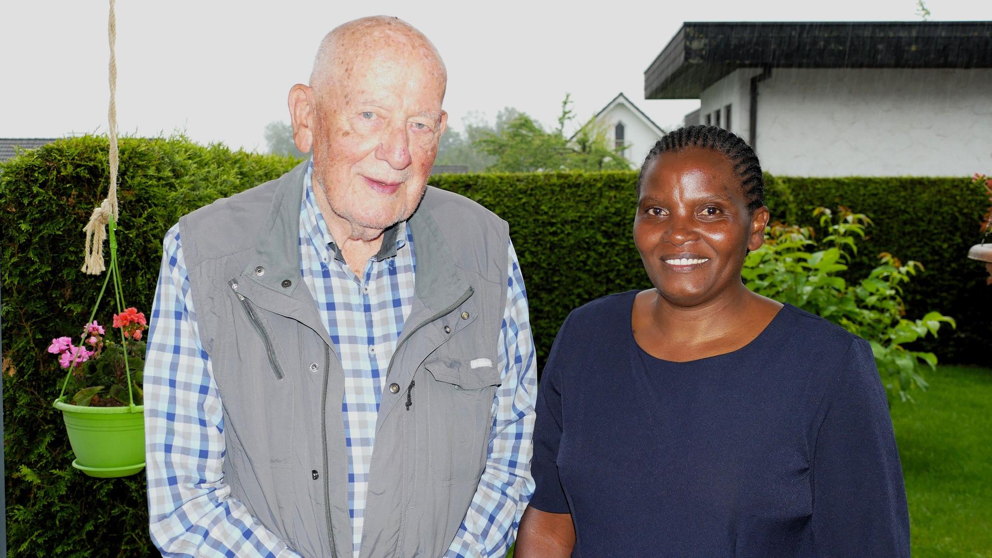 Joseph Lütke Entrup mit Schwester Felister in seinem Garten. Die beiden kennen sich seit vier Jahren.