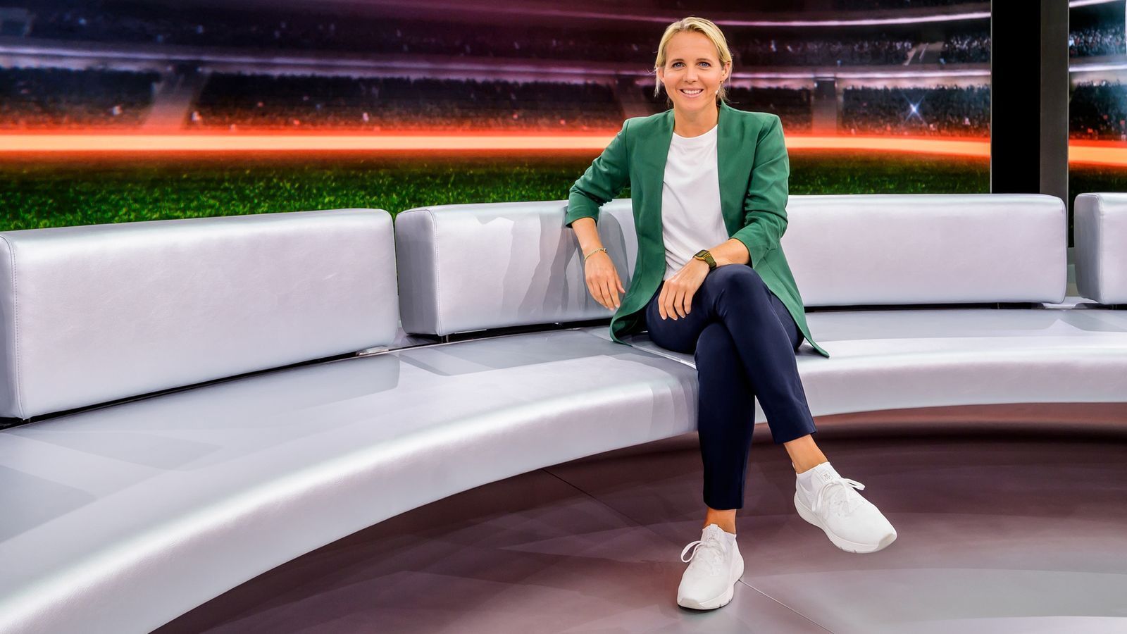 ZDF-Expertin Fritzy Kromp ist kein Genussmensch des Fußballs: „Ich schaue immer maximal interessiert. Und auch meist recht angestrengt, wenn ich ehrlich bin.“  (Bild: ZDF und Svea Pietschmann)