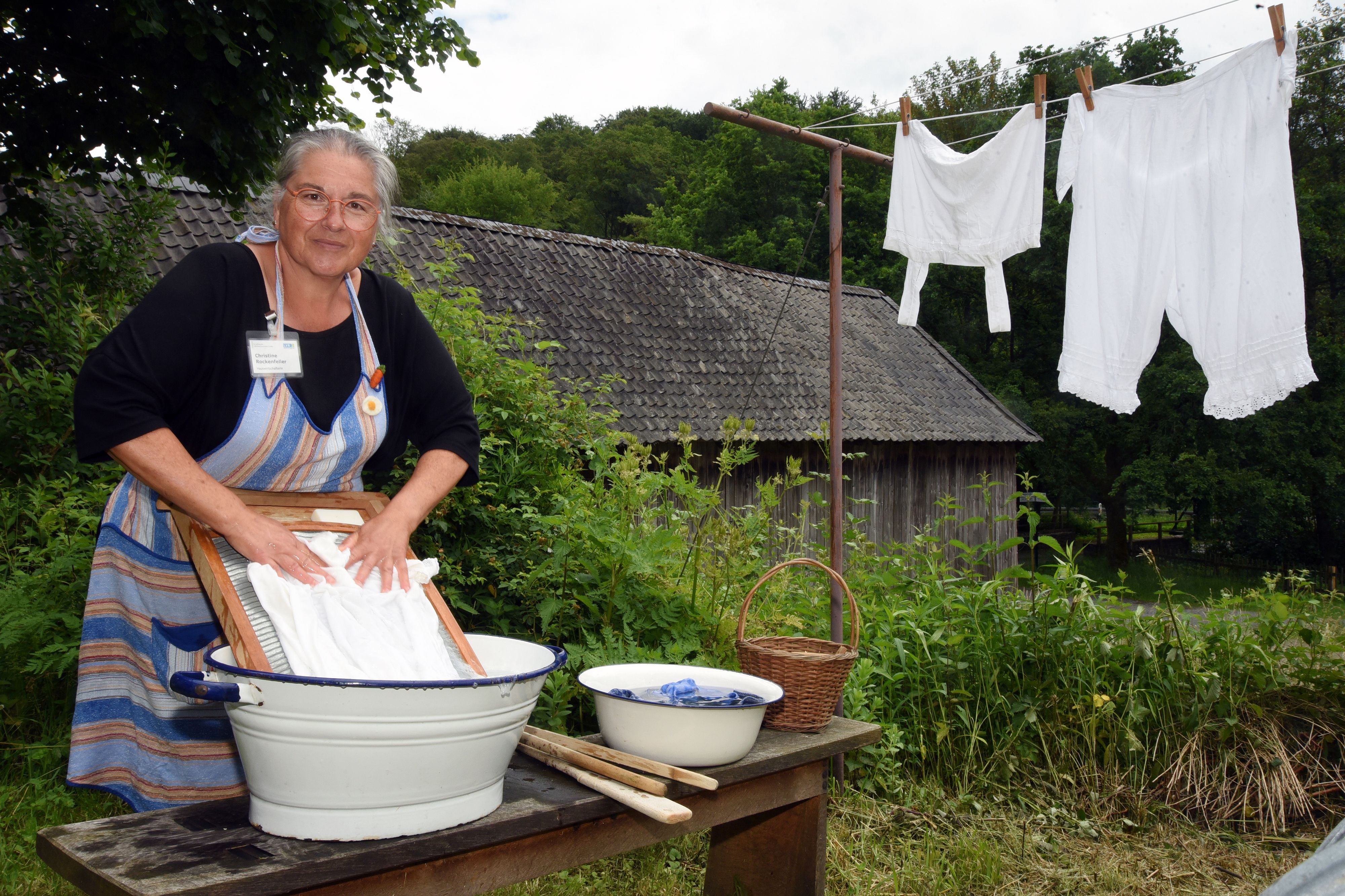 Wie früher die Wäsche gewaschen wurde, demonstriert Christine Rockenfeller.