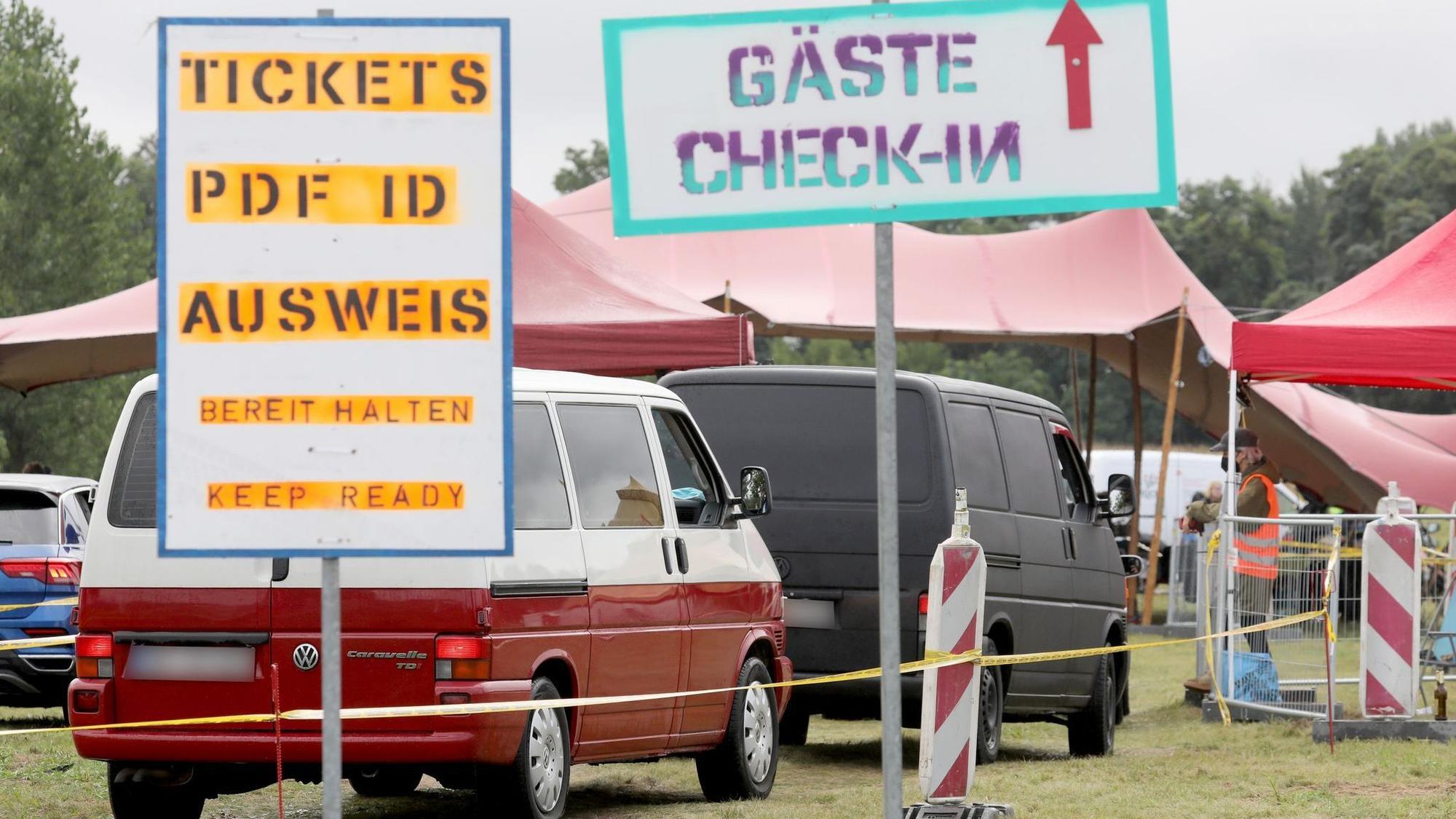 Autos bei der Anfahrt zu einem Festival