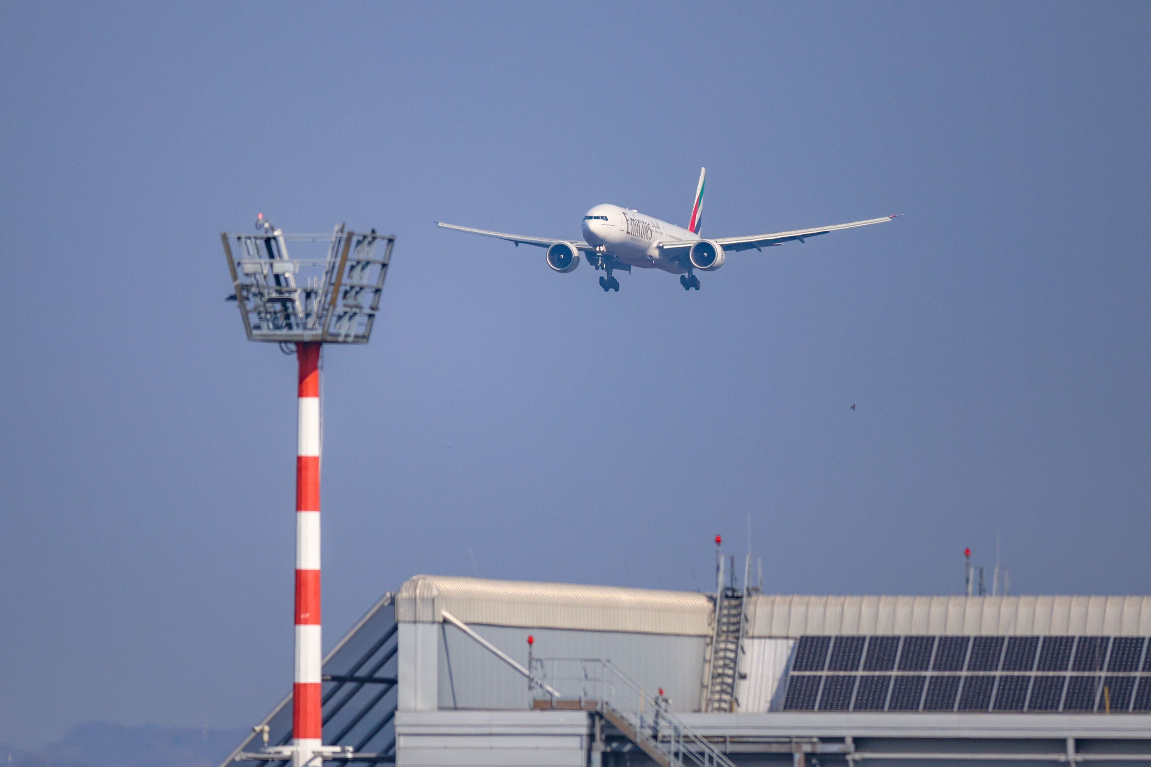 Eine Boeing 777  landet am Flughafen Düsseldorf. Die Reform eines gemeinsamen europäischen Asylsystems bringt eine spezielle Flüchtlingseinrichtung für Einreisen über Flughäfen auch nach Düsseldorf.