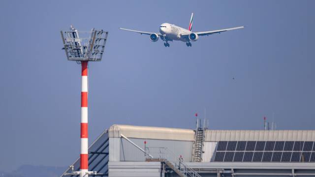 Eine Boeing 777 landet am Flughafen Düsseldorf. Die Reform eines gemeinsamen europäischen Asylsystems bringt eine spezielle Flüchtlingseinrichtung für Einreisen über Flughäfen auch nach Düsseldorf.