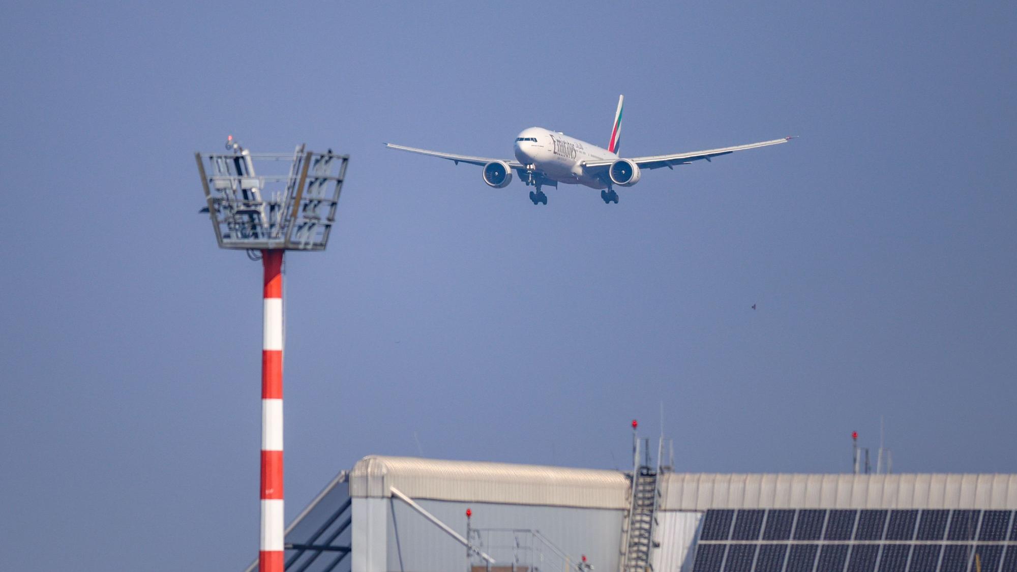 Eine Boeing 777 landet am Flughafen Düsseldorf. Die Reform eines gemeinsamen europäischen Asylsystems bringt eine spezielle Flüchtlingseinrichtung für Einreisen über Flughäfen auch nach Düsseldorf.