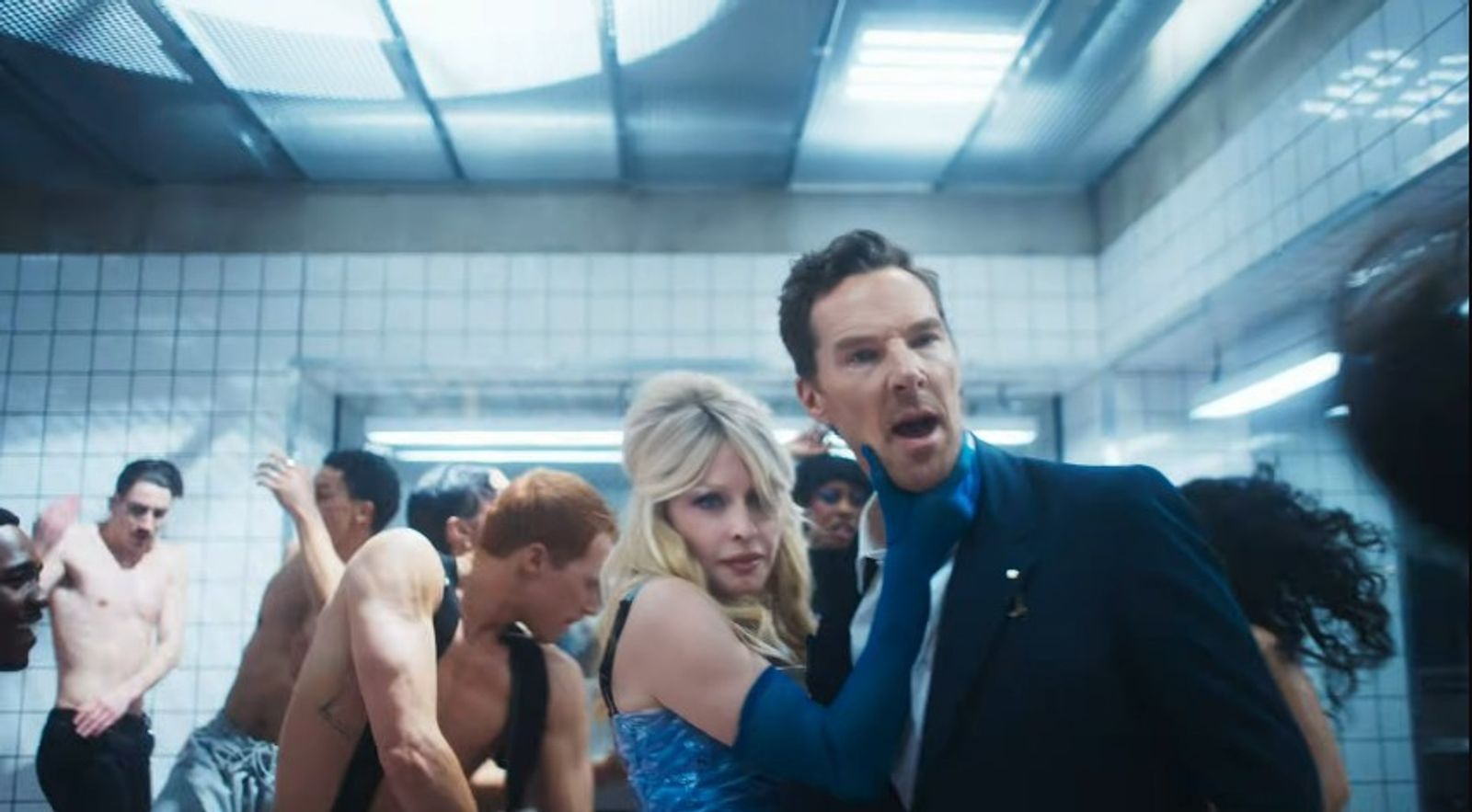 Zwischen den Tänzerinnen und Tänzern taucht in  Madonnas Kurzfilm auch Schauspieler Benedict Cumberbatch auf. (Bild: YouTube/ Madonna)