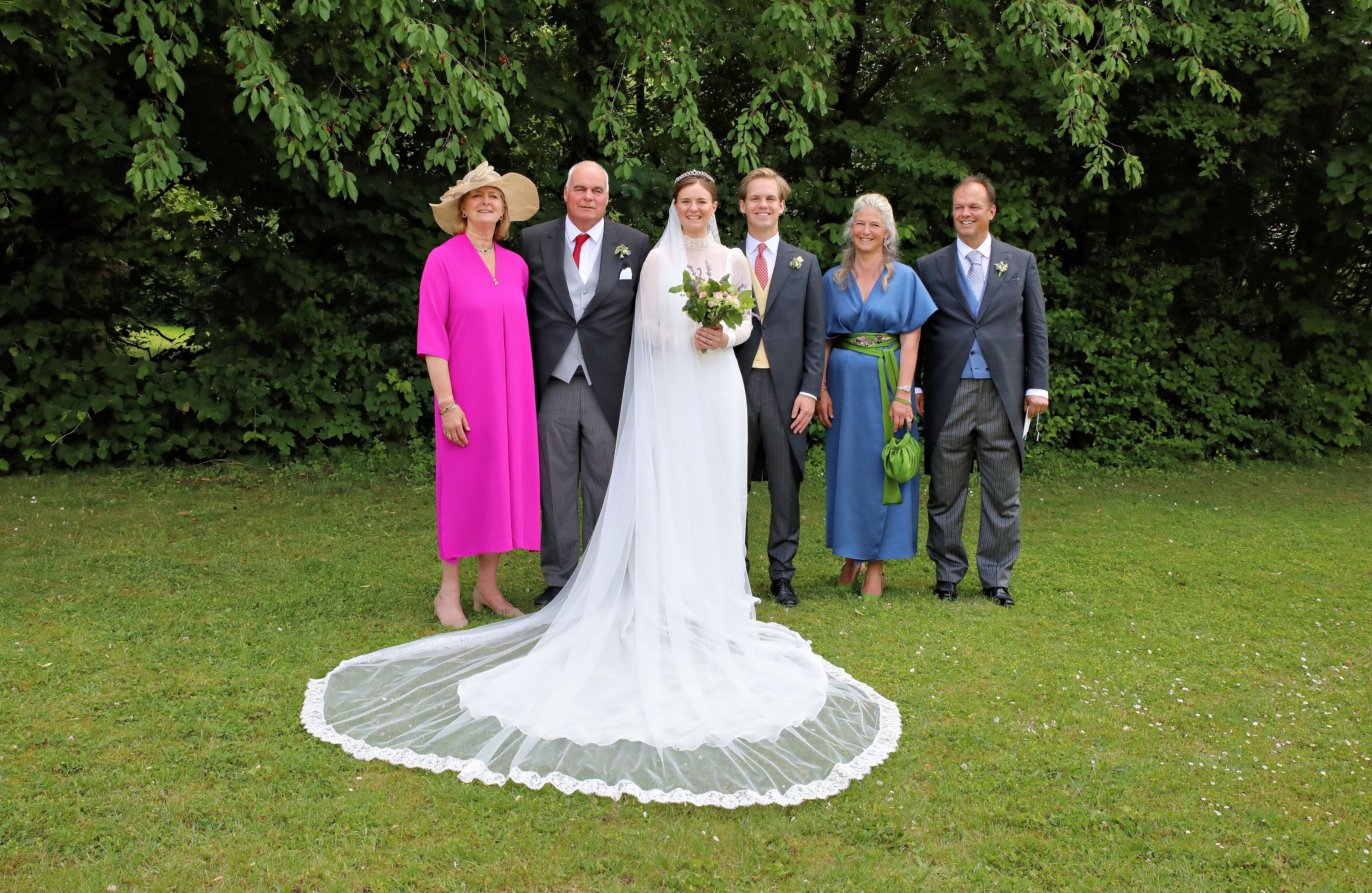 Das glückliche Brautpaar steht zwischen Prinzessin Tatjana von Liechtenstein und Graf Philipp von Lattorf (rechts) sowie Gräfin Katharina Wilczek und Graf Hans-Christian Wilczek.