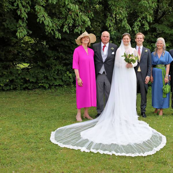 Das glückliche Brautpaar steht zwischen Prinzessin Tatjana von Liechtenstein und Graf Philipp von Lattorf (rechts) sowie Gräfin Katharina Wilczek und Graf Hans-Christian Wilczek.