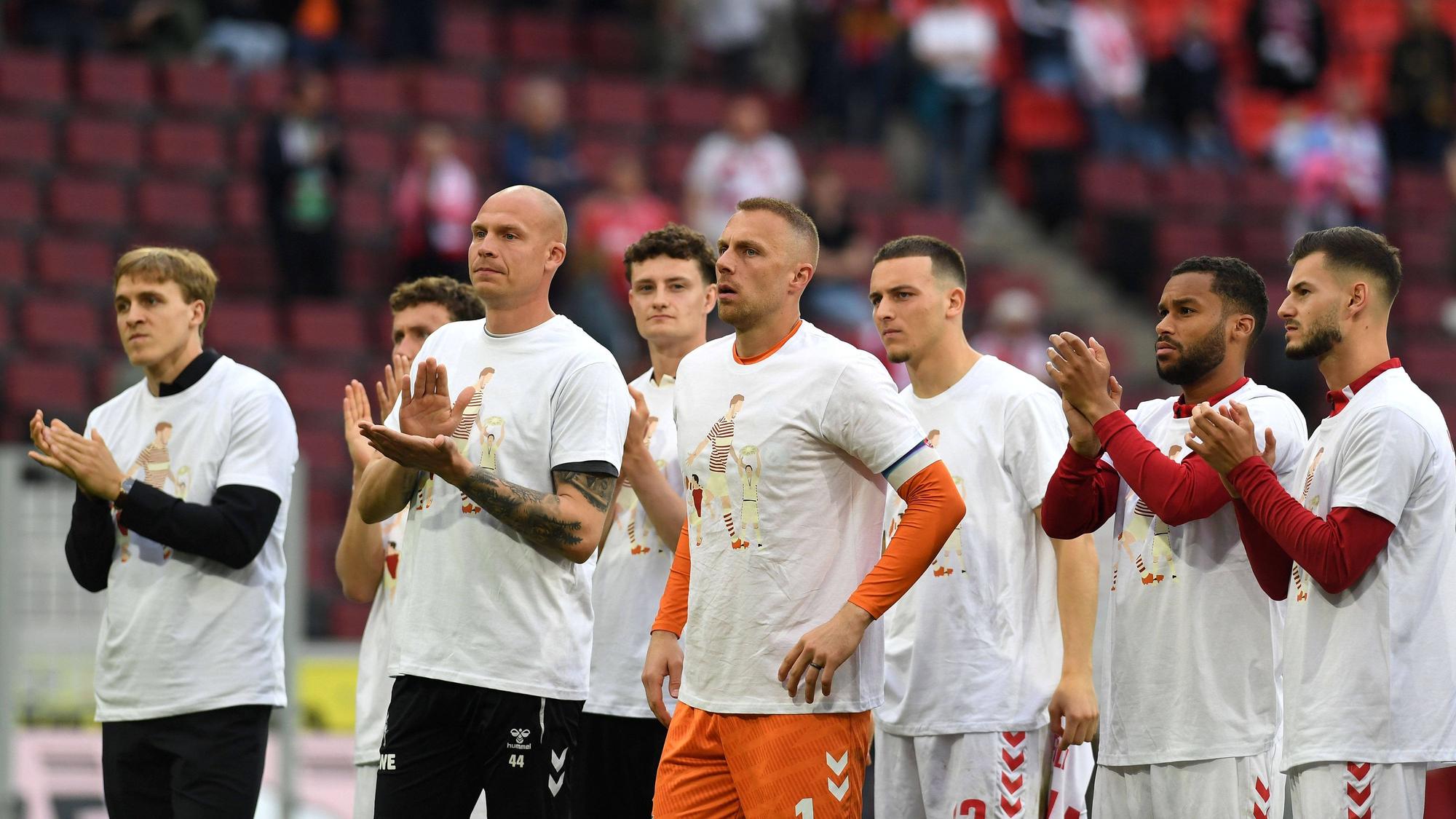 Die Mannschaft des 1. FC Köln verabschiedet sich im Rhein-Energie-Stadion nach dem letzten Heimspiel von den FC-Fans.