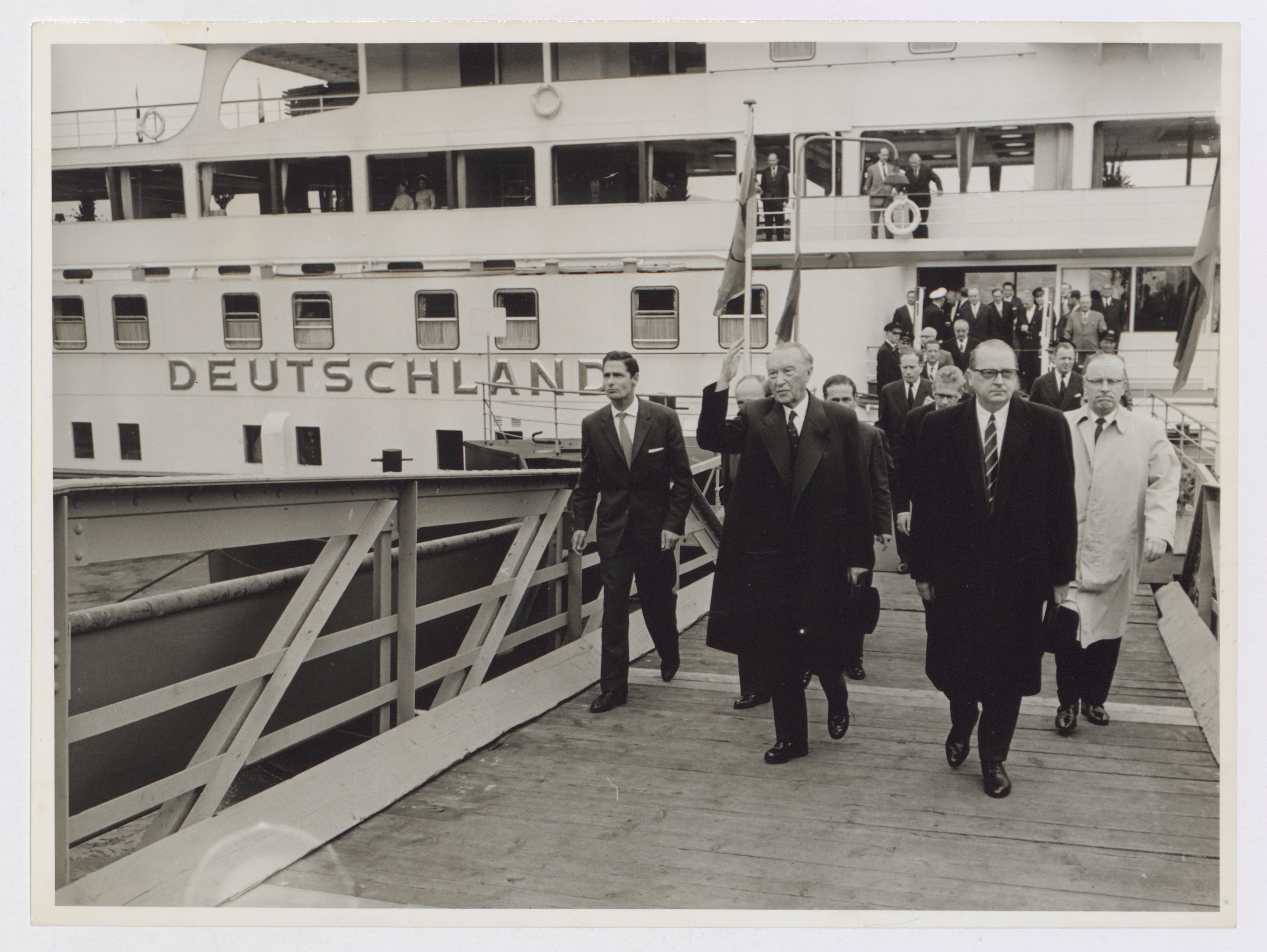 Bundeskanzler Konrad Adenauer und Außenminister Heinrich von Brentano verlassen die „Deutschland“, 1961