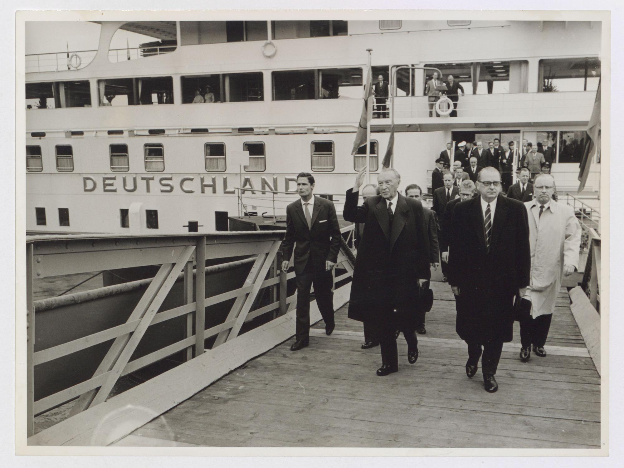 Bundeskanzler Konrad Adenauer und Außenminister Heinrich von Brentano verlassen die „Deutschland“, 1961