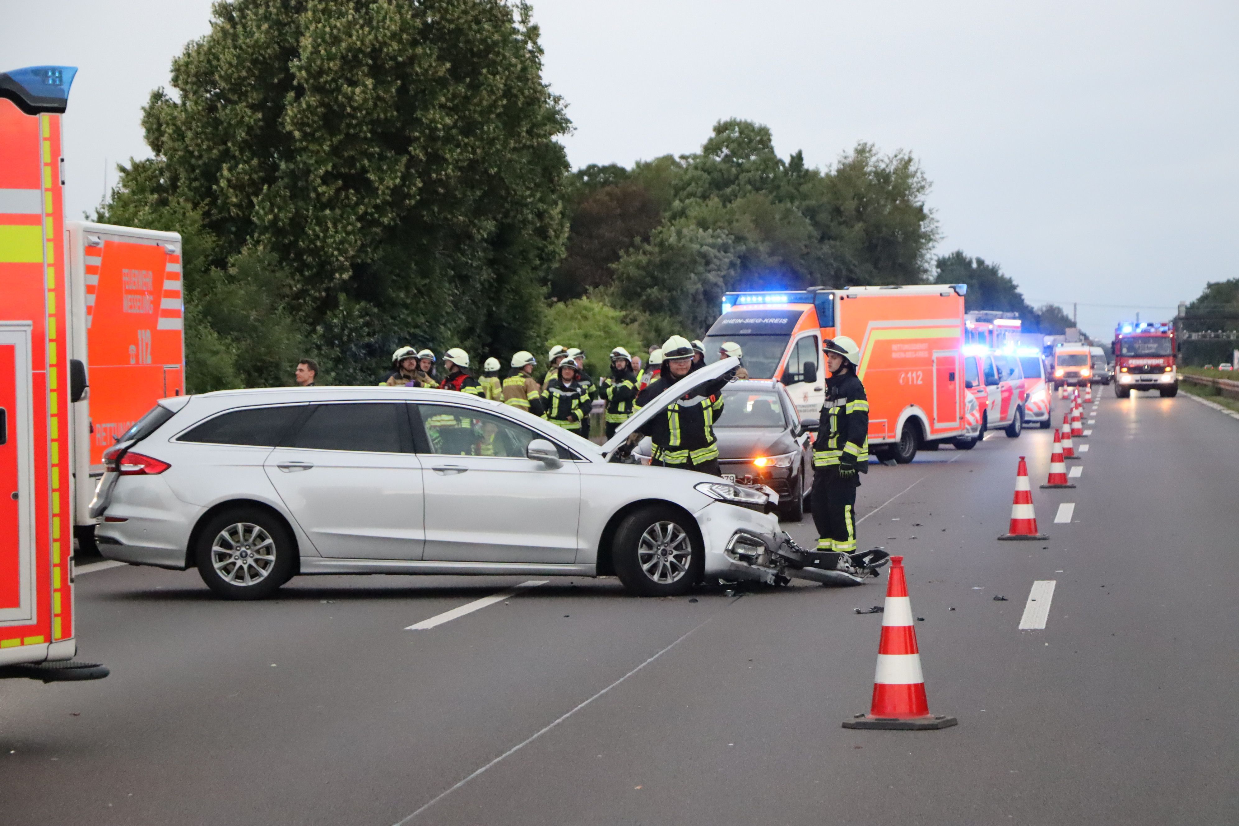 Mehrere Rettungswagen und Notärzte und die Feuerwehr Wesseling waren zur Unfallstelle gekommen.