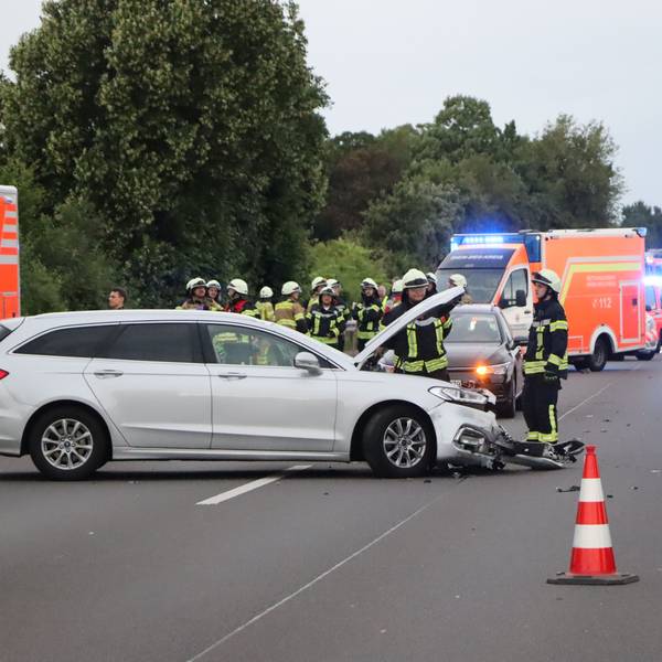 Mehrere Rettungswagen und Notärzte und die Feuerwehr Wesseling waren zur Unfallstelle gekommen.
