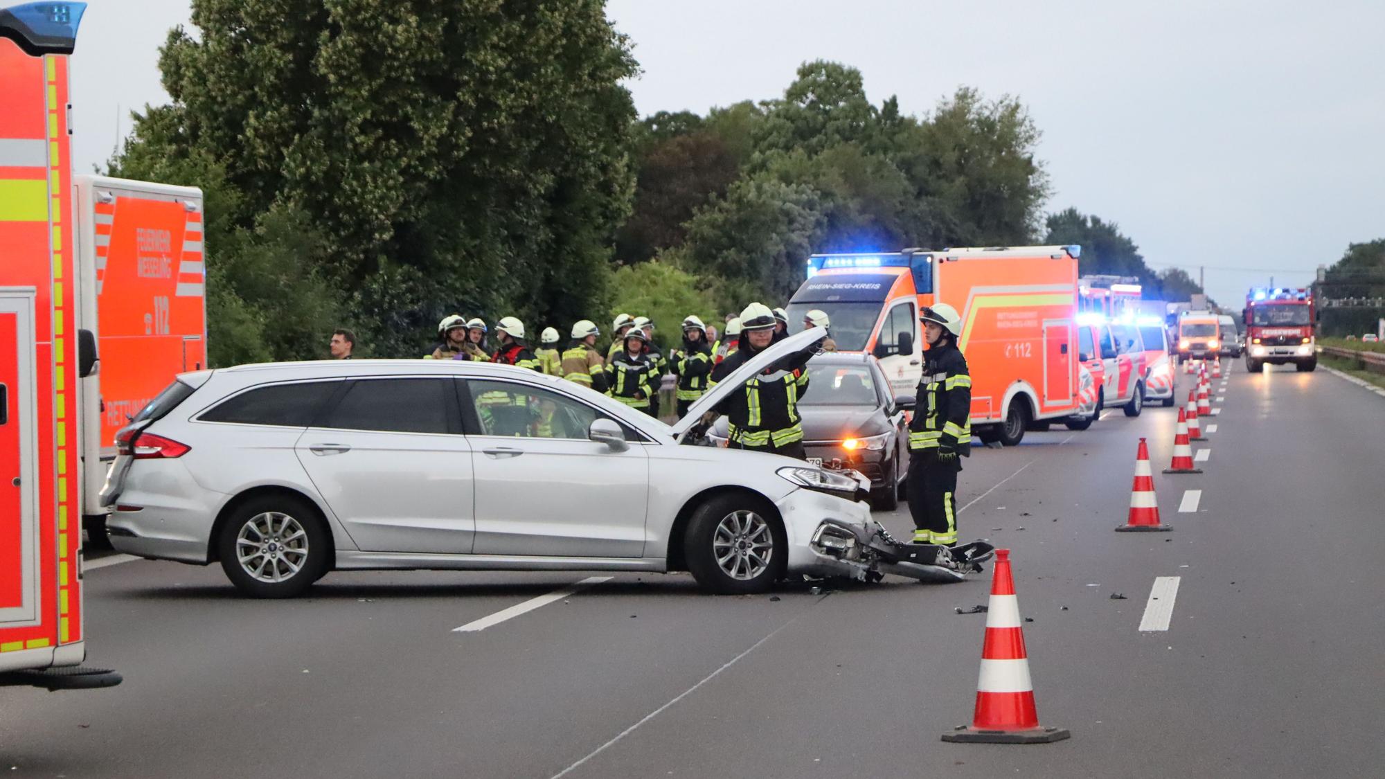 Mehrere Rettungswagen und Notärzte und die Feuerwehr Wesseling waren zur Unfallstelle gekommen.