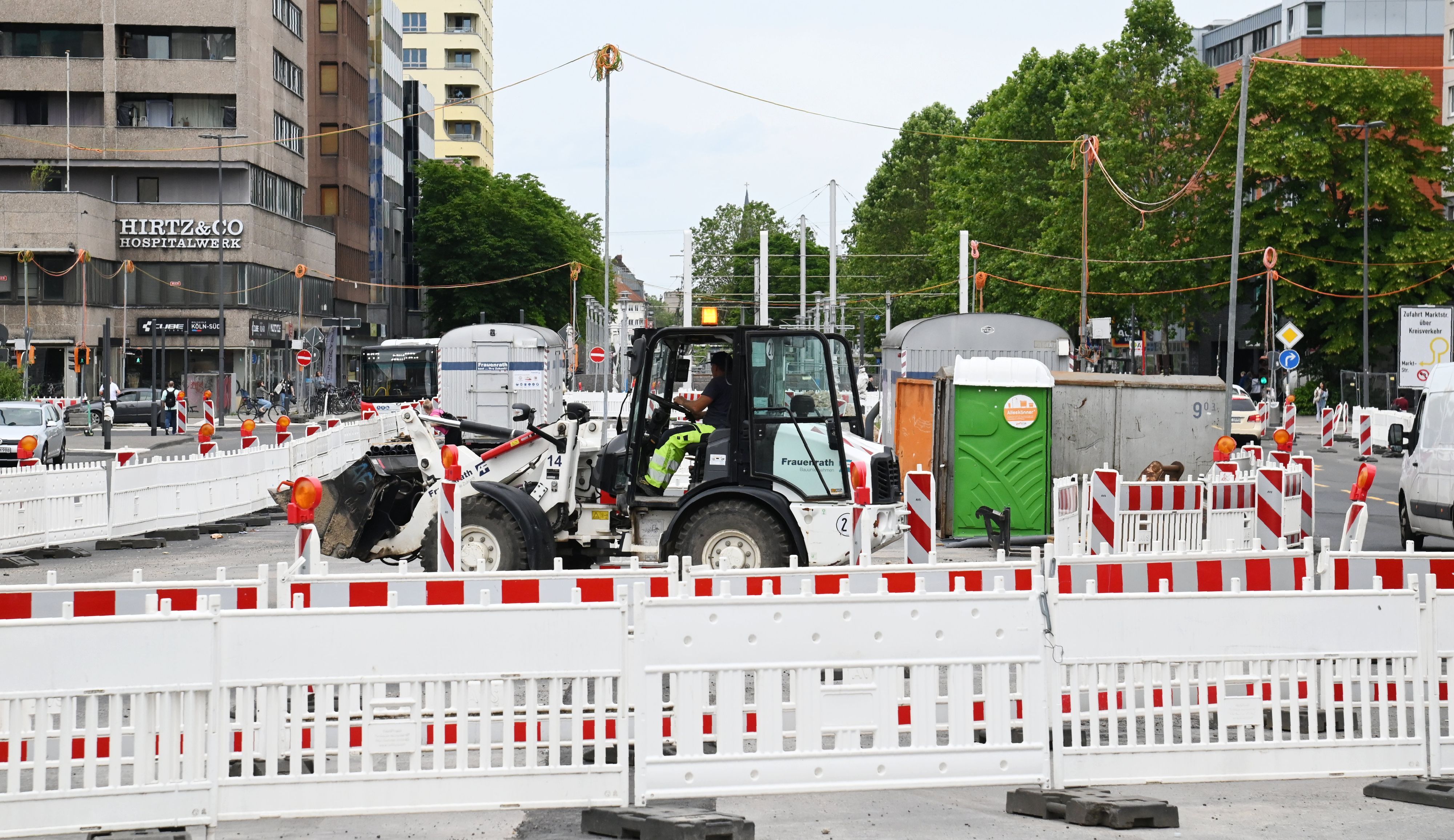 Die Stadt Köln hat das Baufeld auf der Bonner Straße aufwendig nach Weltkriegsbomben absuchen lassen.