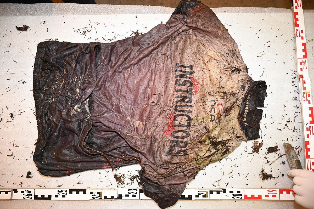 Das Polizeifoto zeigt das Radtrikot eines nicht identifizierten Mannes, dessen Leiche im Mai 2025 in einem Waldstück im obersteirischen Bretsteingraben (Bezirk Murtal) gefunden wurde.