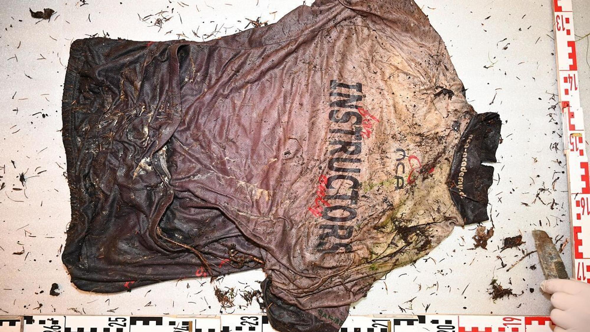 Das Polizeifoto zeigt das Radtrikot eines nicht identifizierten Mannes, dessen Leiche im Mai 2025 in einem Waldstück im obersteirischen Bretsteingraben (Bezirk Murtal) gefunden wurde.