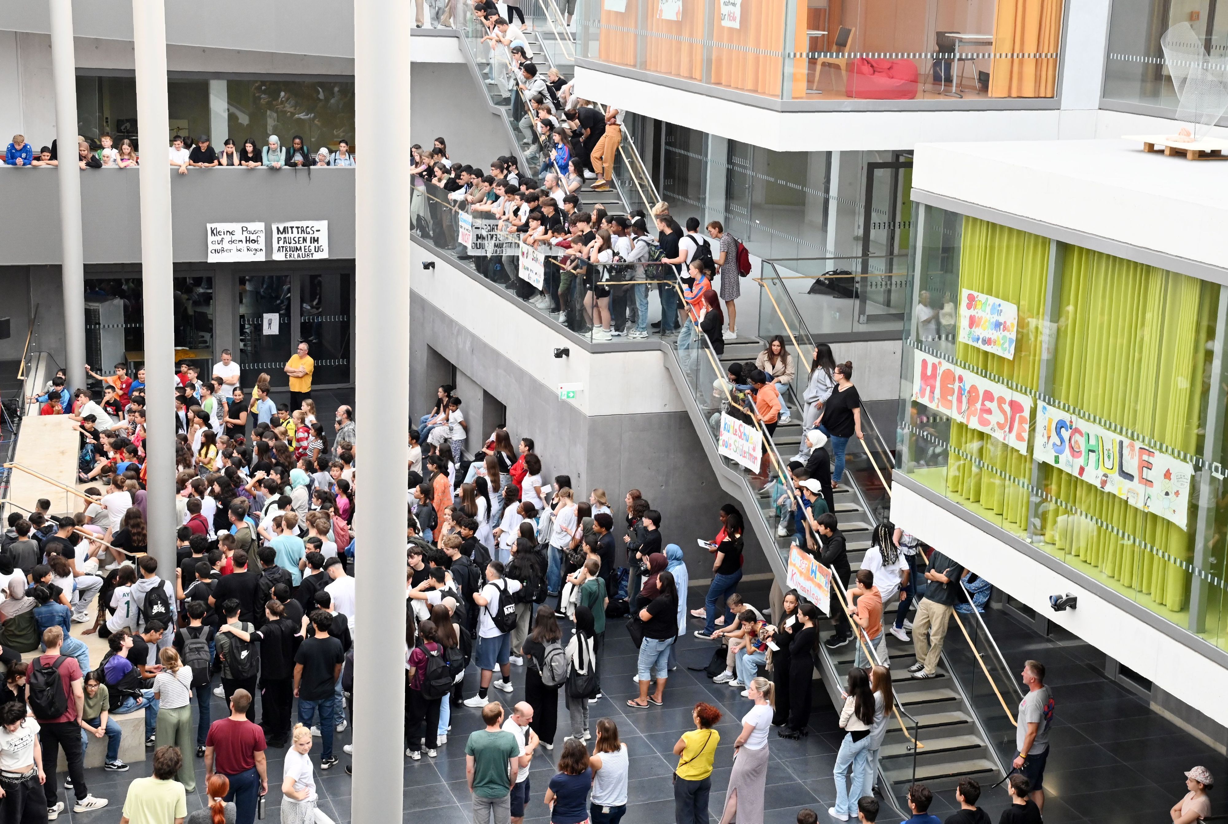 Schüler des Genoveva-Gymnasiums während einer Demonstration im Jahr 2024