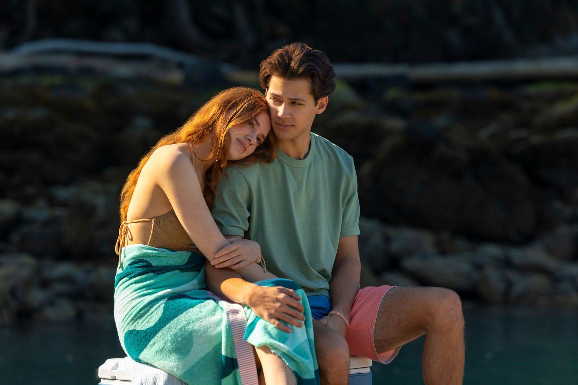 Persephone „Percy“ Fraser (Sadie Soverall) und Sam Florek (Matt Cornett) genießen den Zauber der ersten Liebe - und haben Mühen danach. (Bild: © Amazon Content Services LLC / Justine Yeung)