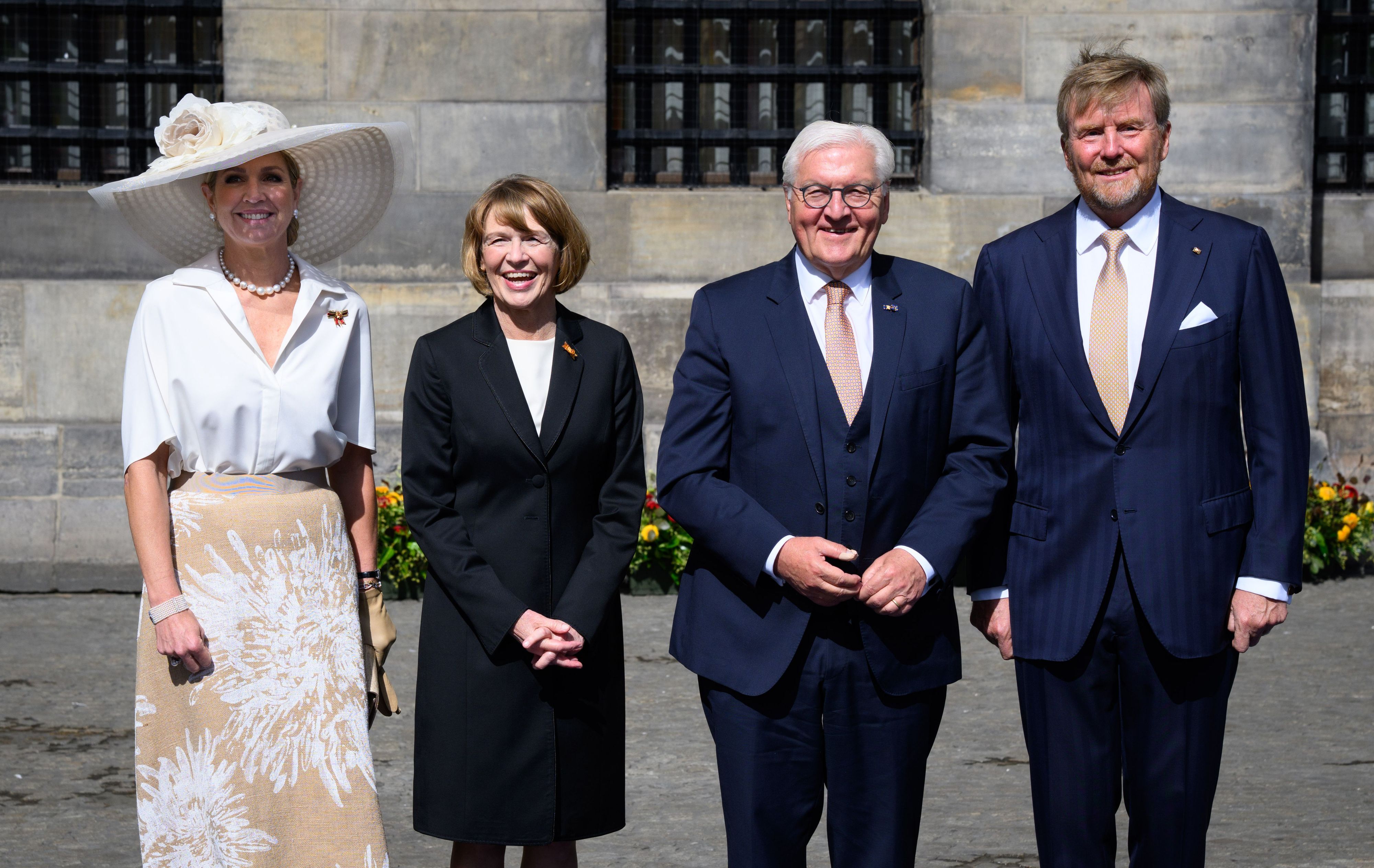 Bundespräsident Frank-Walter Steinmeier (2.vr) und seine Frau Elke Büdenbender werden von König Willem-Alexander und Königin Maxima der Niederlande (l) auf dem Dam-Platz vor dem Königspalast begrüßt.