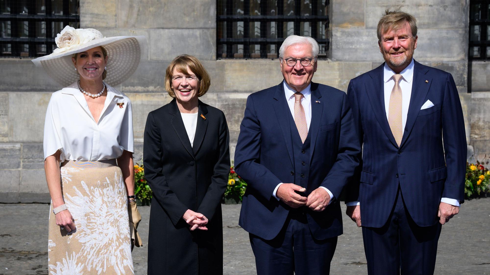 Bundespräsident Frank-Walter Steinmeier (2.vr) und seine Frau Elke Büdenbender werden von König Willem-Alexander und Königin Maxima der Niederlande (l) auf dem Dam-Platz vor dem Königspalast begrüßt.