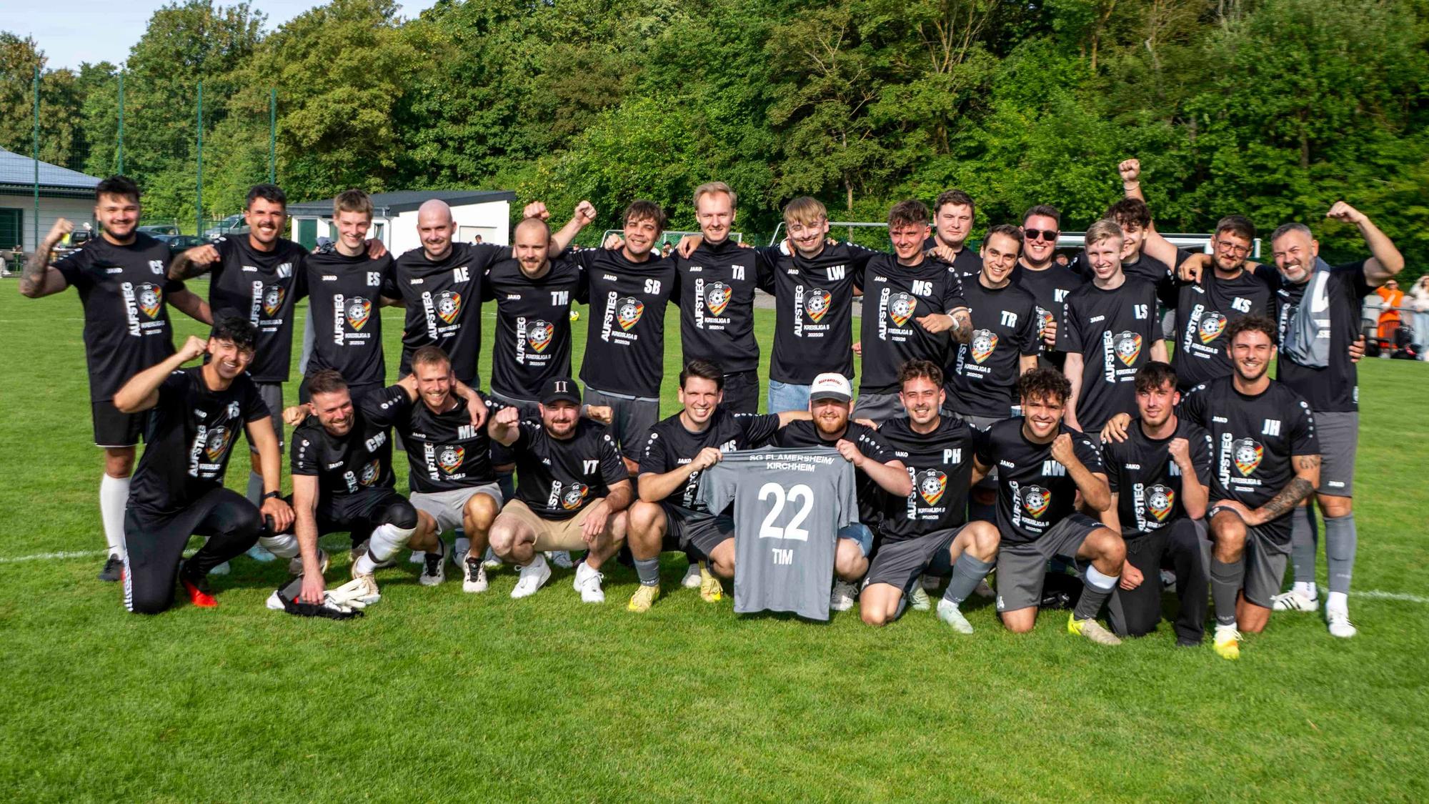 Das Aufstiegsbild der SG Flamersheim/Kirchheim II. Das Trikot mit der Nr. 22 wird präsentiert.