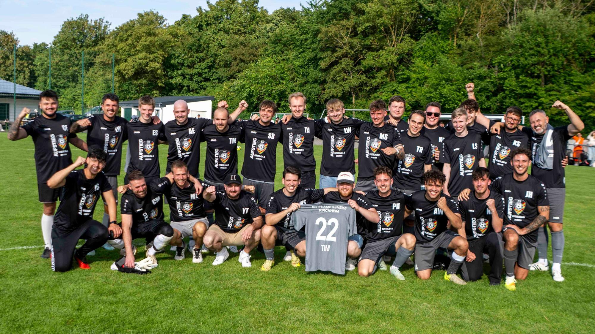 Die Spieler der Aufstiegsmannschaft jubeln, einige mit geballter Faust.