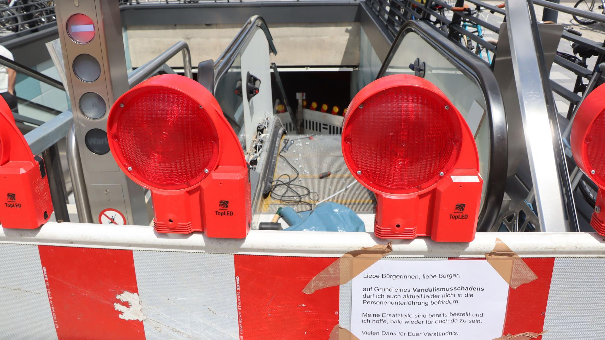 Der Zugang zur Rolltreppe am Bahnhof in Wesseling ist gesperrt.