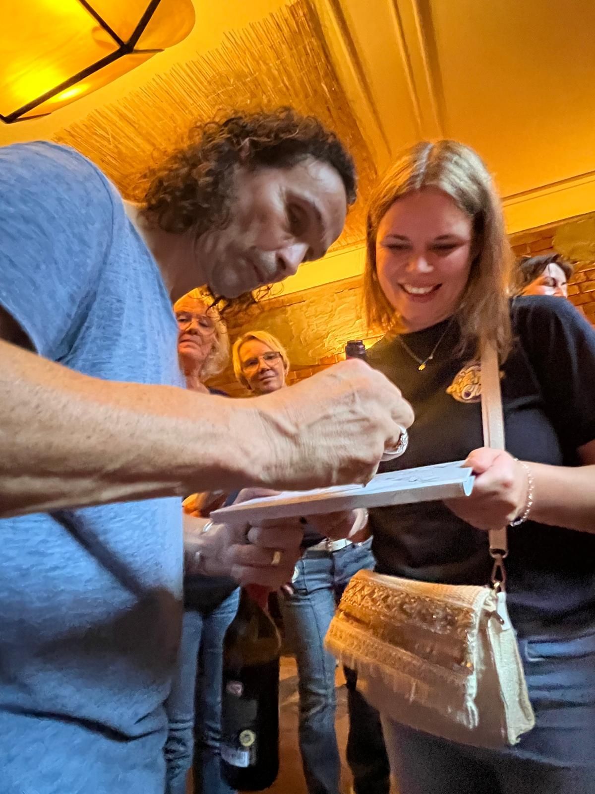 Stephan Brings gibt einer Sängerin ein Autogramm.