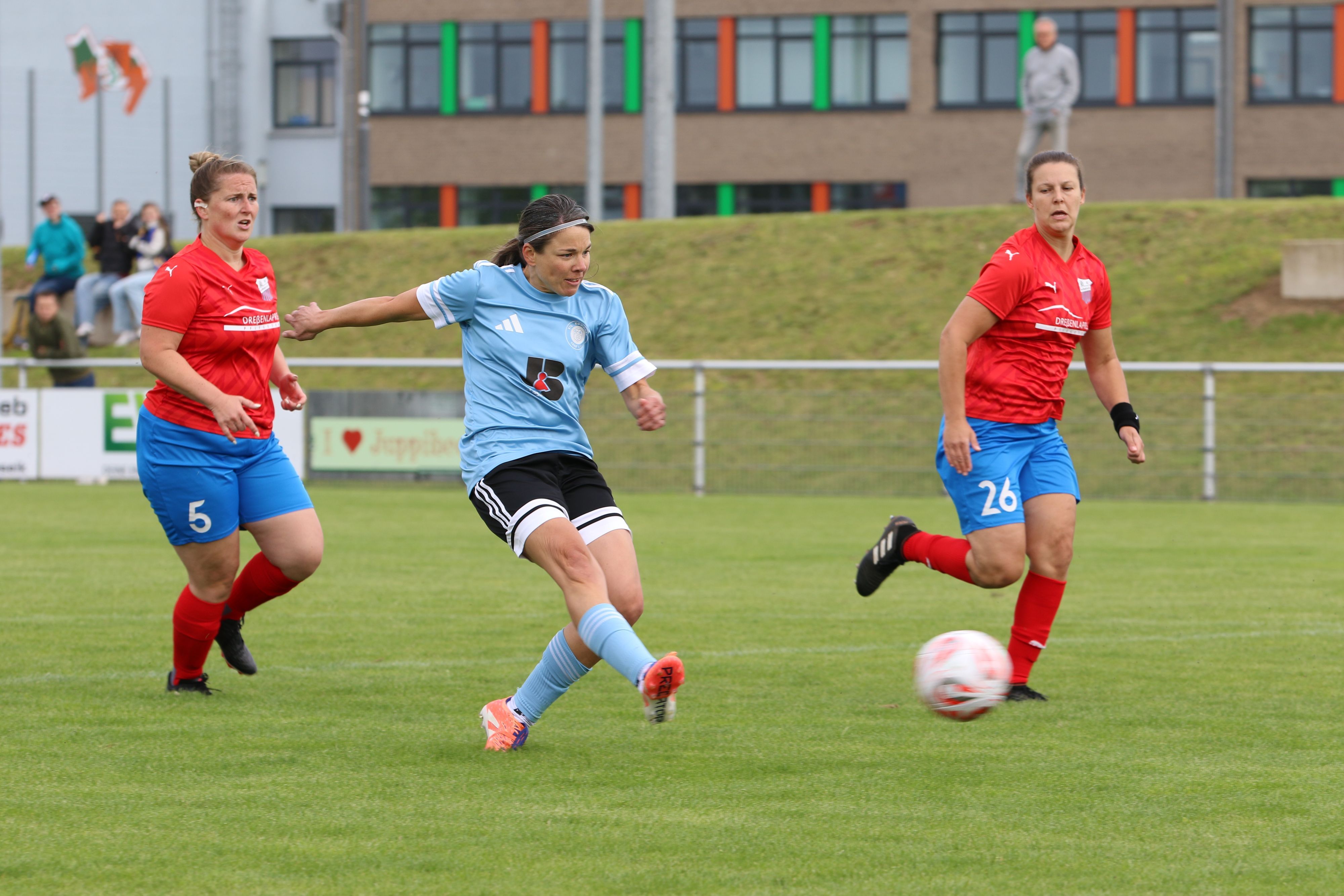 Stephanie Möseler beim Torschuss, die beiden Verteidigerinnen von Seltkant schauen nur zu.
