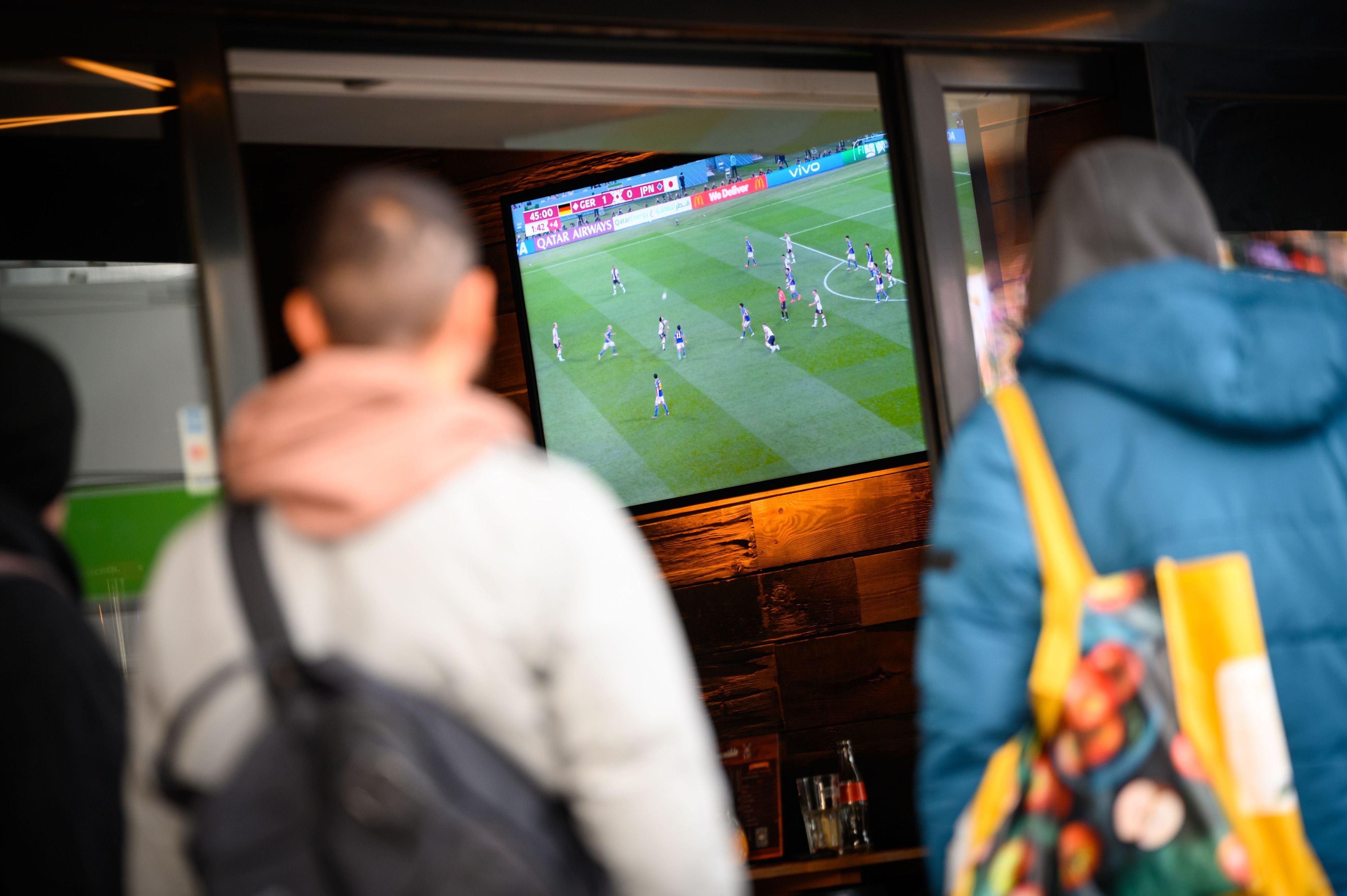 Viele Fans wollen in Kneipen und Bars die WM-Spiele verfolgen. Doch für die Inhaber kann genau darin die Problematik liegen.