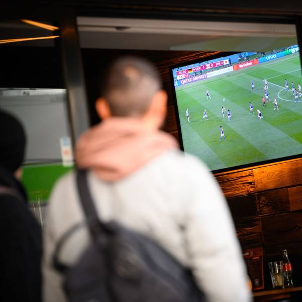 Viele Fans wollen in Kneipen und Bars die WM-Spiele verfolgen. Doch für die Inhaber kann genau darin die Problematik liegen.