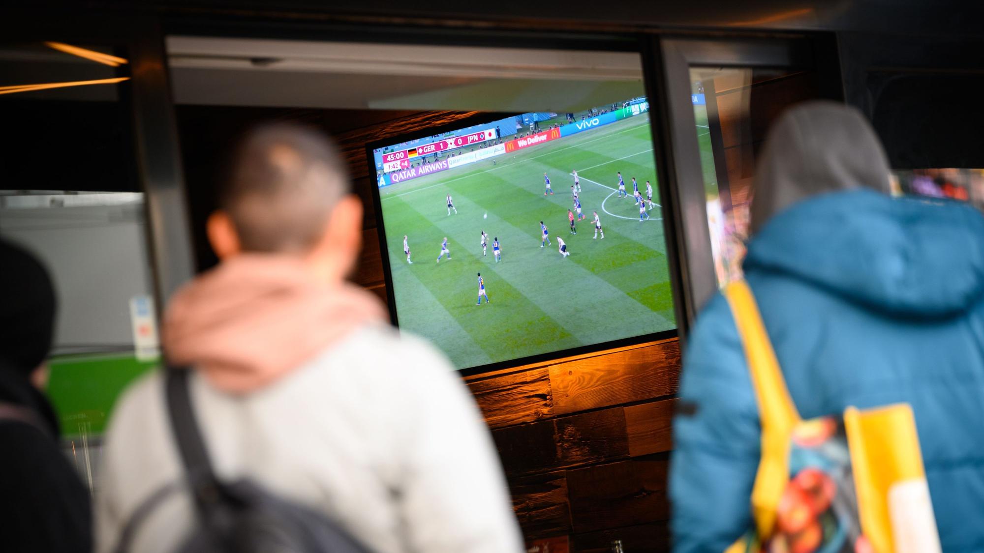 Viele Fans wollen in Kneipen und Bars die WM-Spiele verfolgen. Doch für die Inhaber kann genau darin die Problematik liegen.