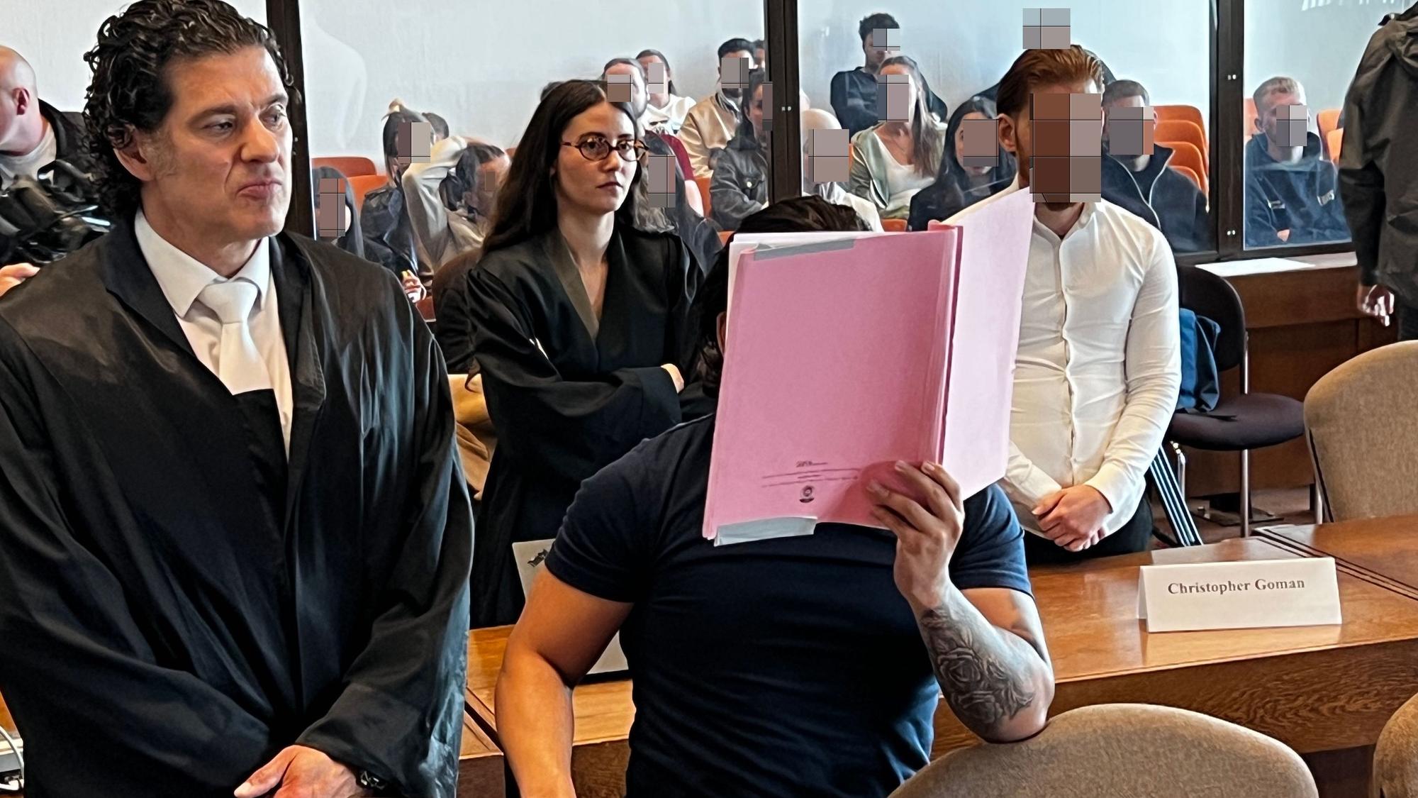 Die Leverkusener Brüder, die wegen der Beteiligung an Enkeltrickbetrug vorm Landgericht Köln angeklagt waren, erwarten den Urteilsspruch.