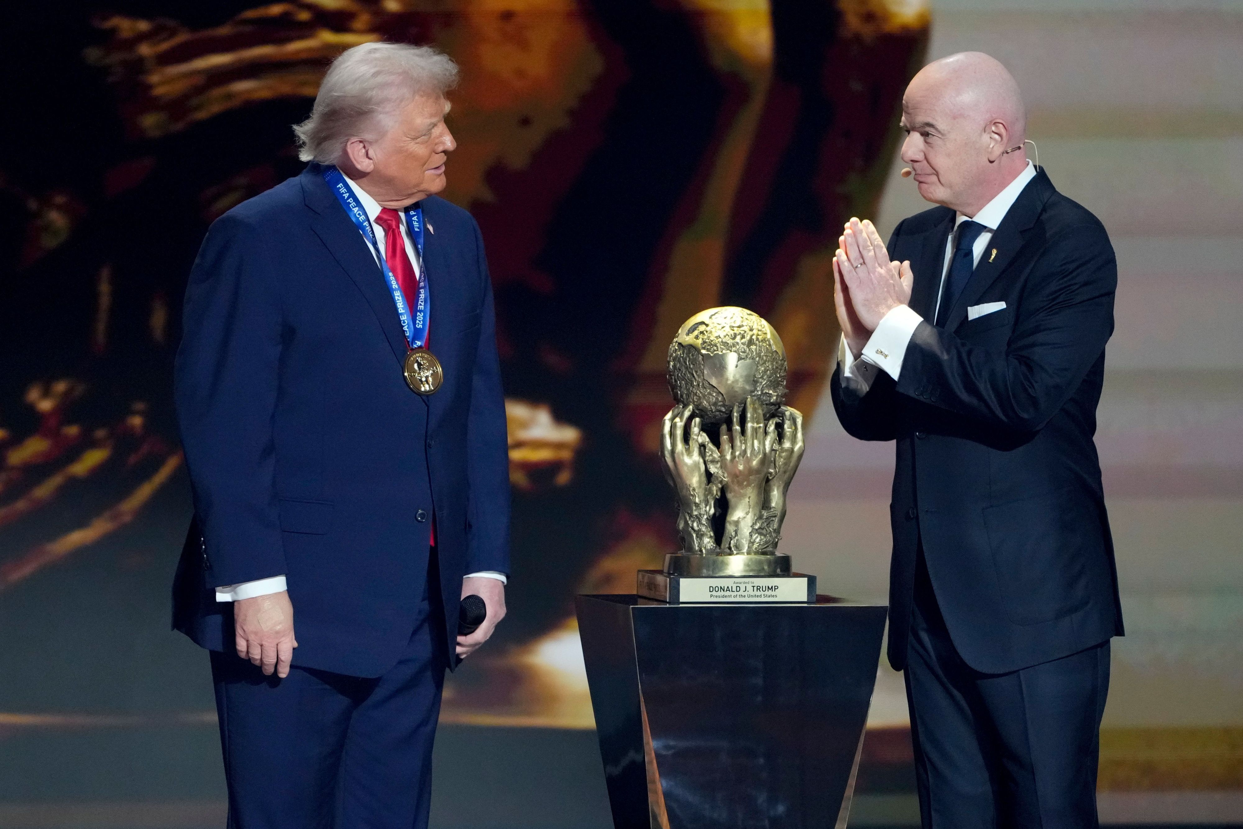 US-Präsident Donald Trump (l) erhält den FIFA-Friedenspreis von FIFA-Präsident Gianni Infantino.